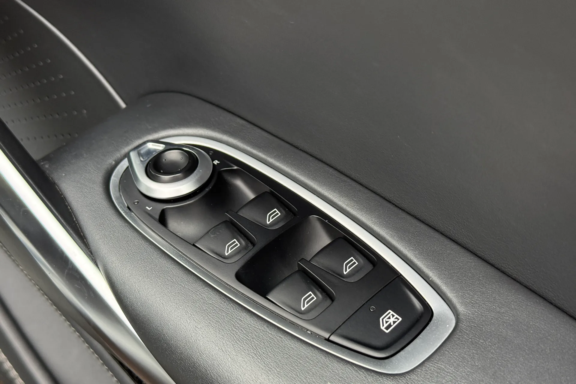 Aston Martin DBX thumbnail image number 13