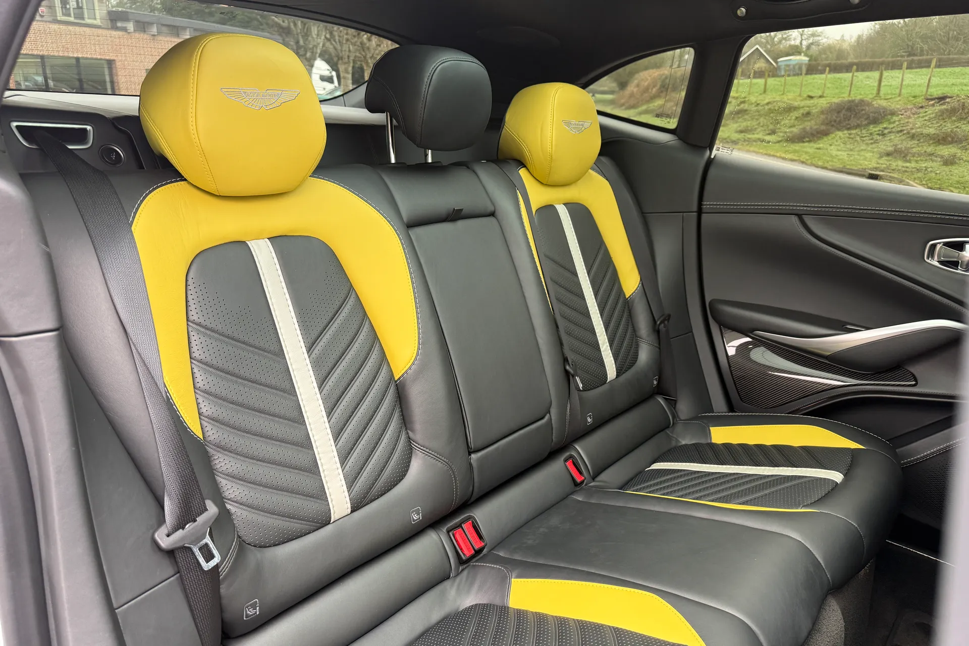 Aston Martin DBX thumbnail image number 10