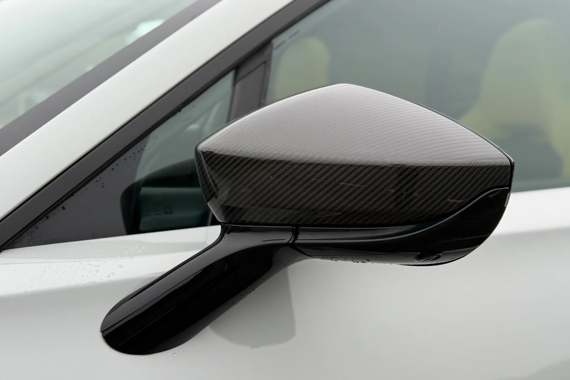 Aston Martin DBX thumbnail image number 41