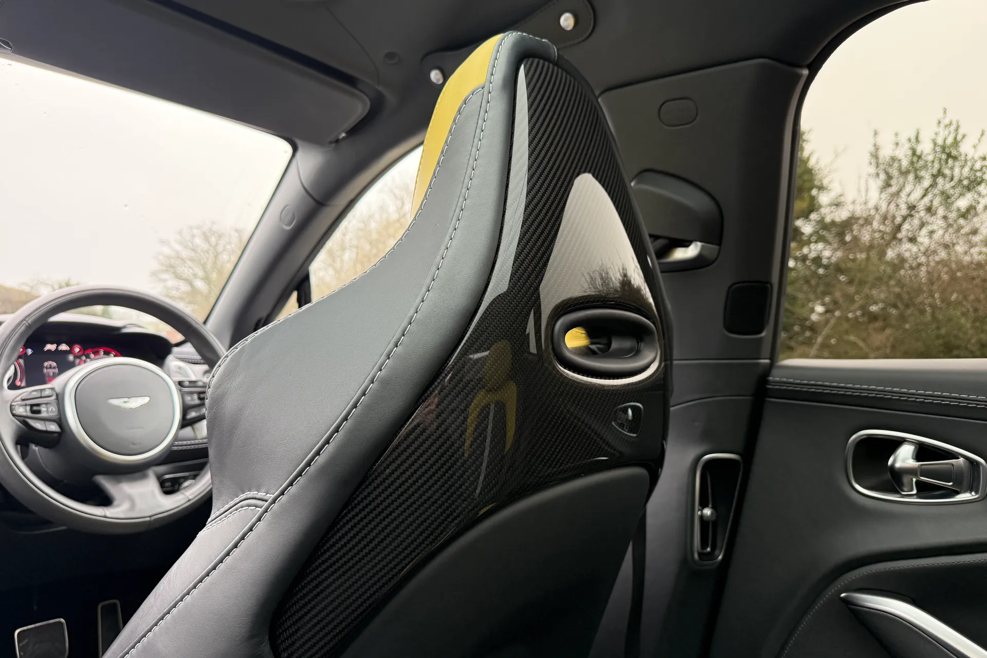 Aston Martin DBX thumbnail image number 27