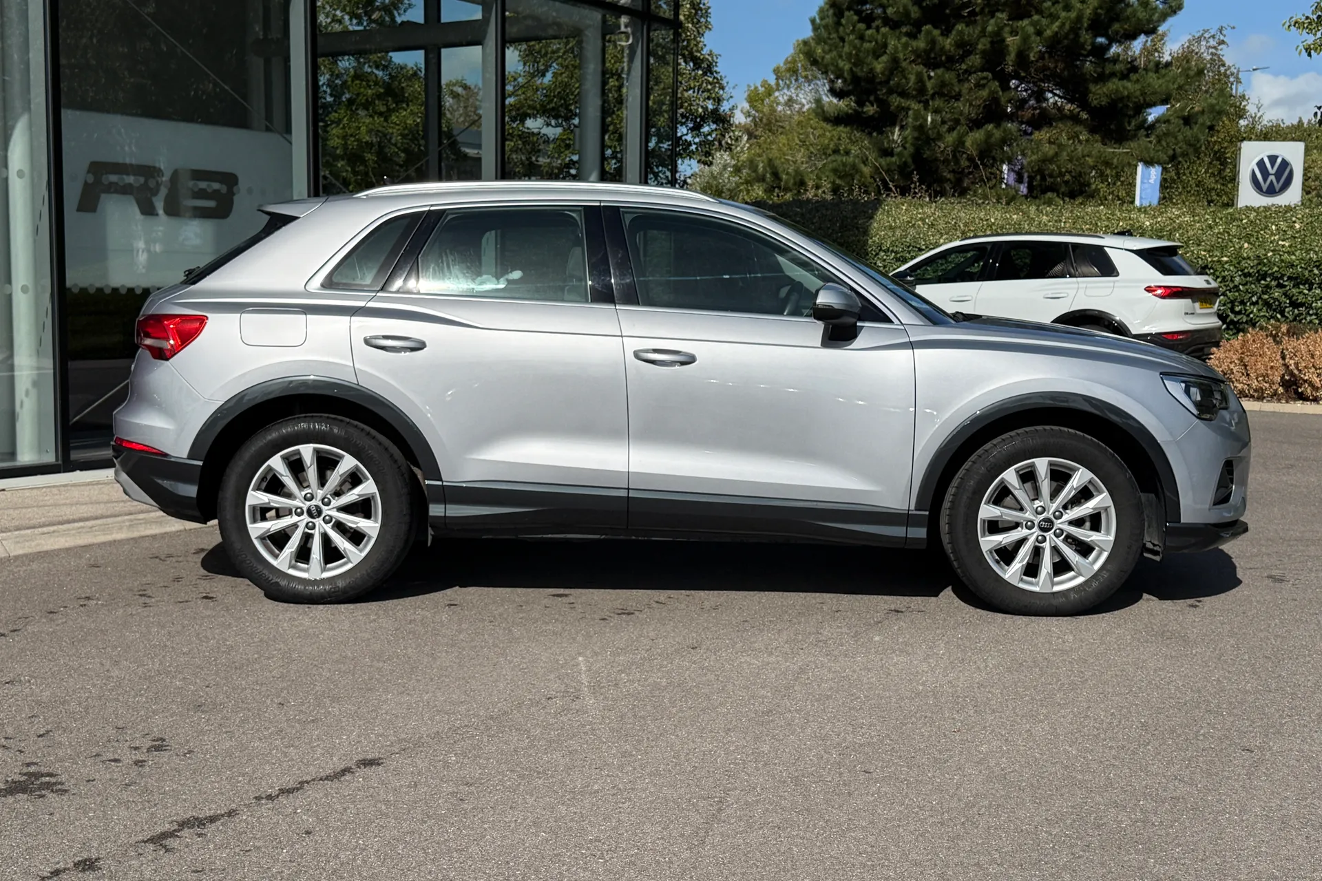 Audi Q3 thumbnail image number 2