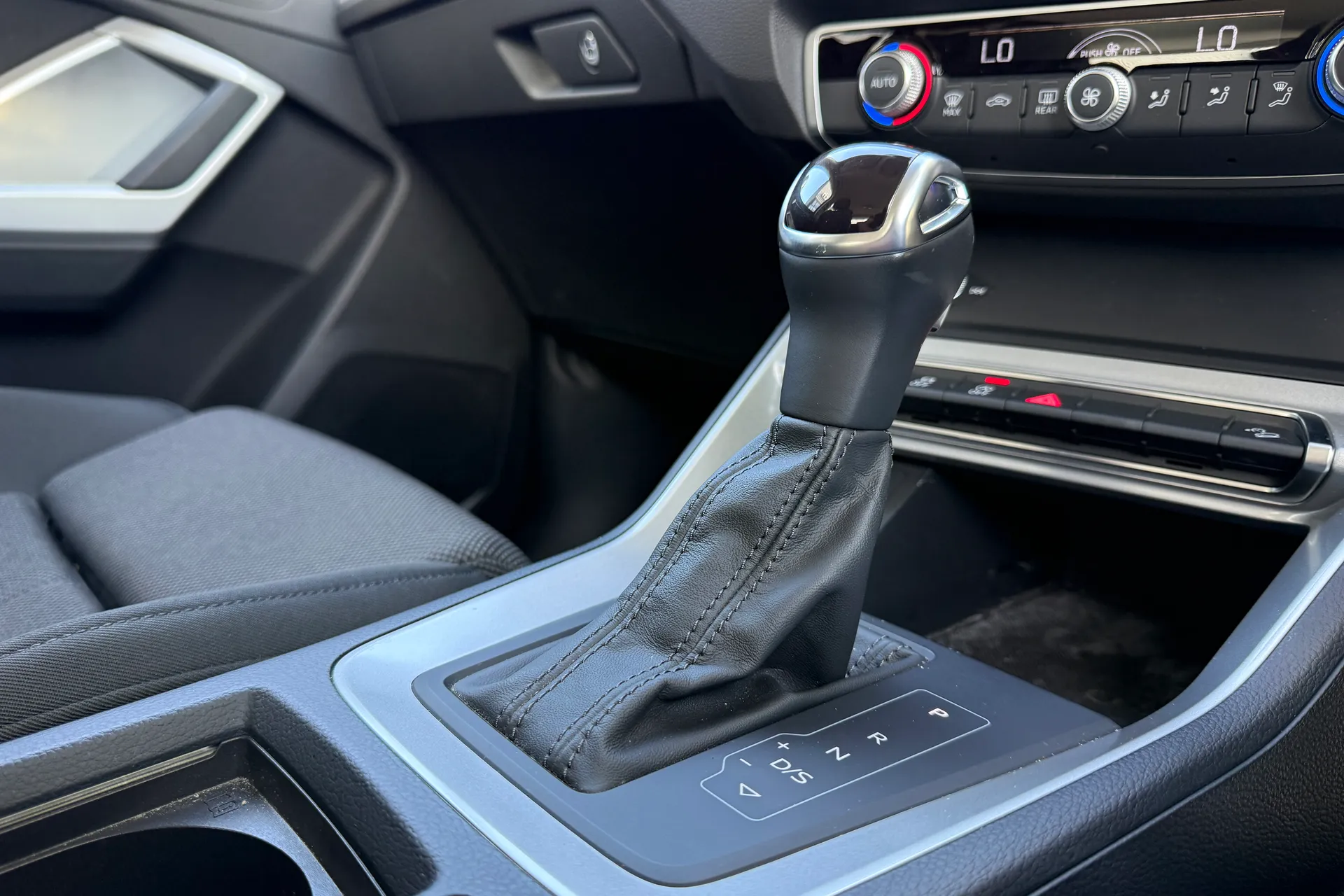Audi Q3 thumbnail image number 23