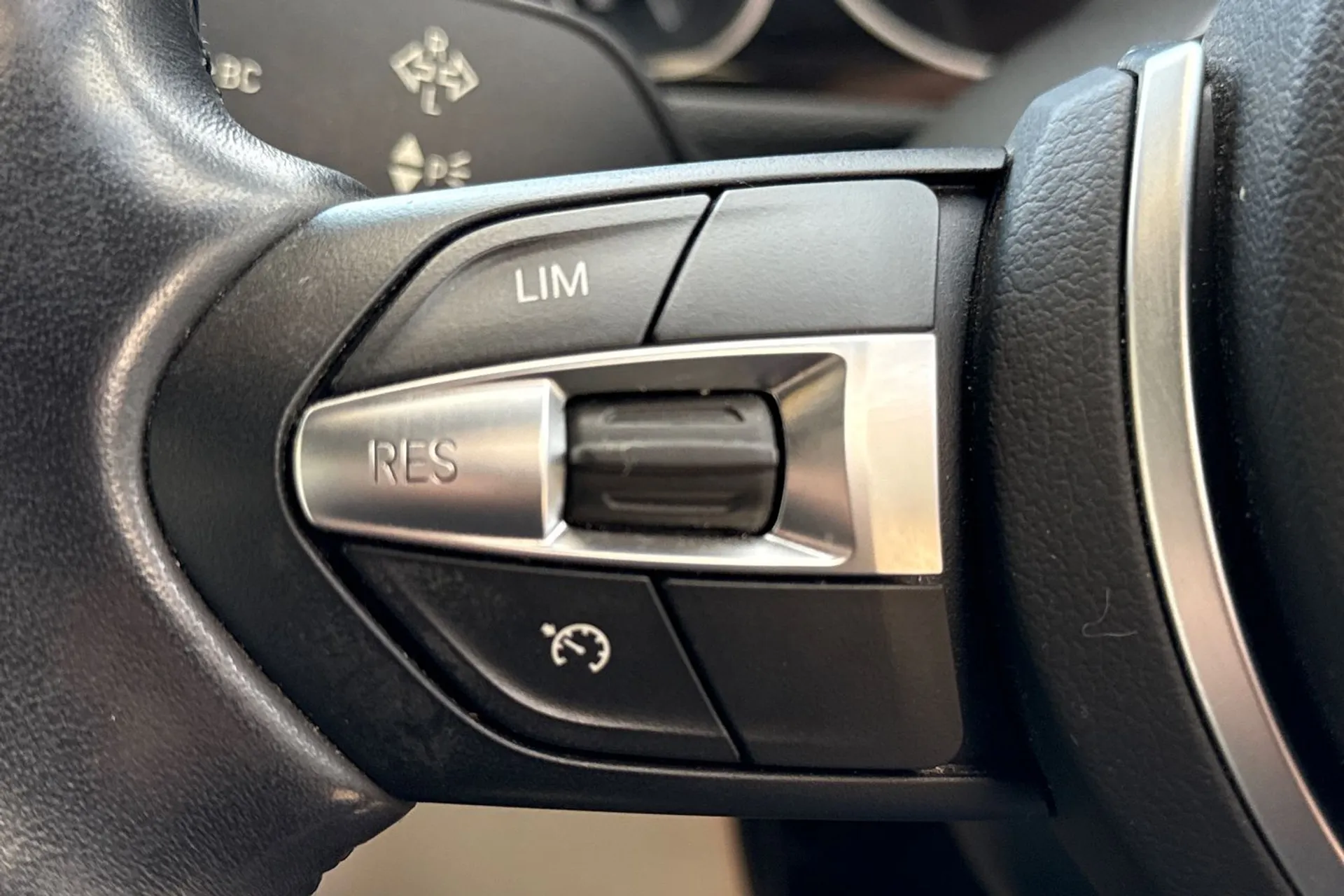 BMW 4 SERIES thumbnail image number 38