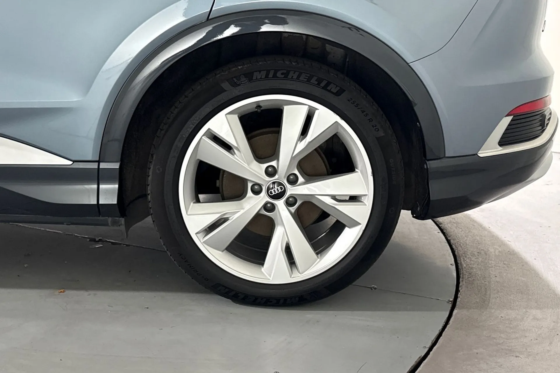 Audi Q4 thumbnail image number 12