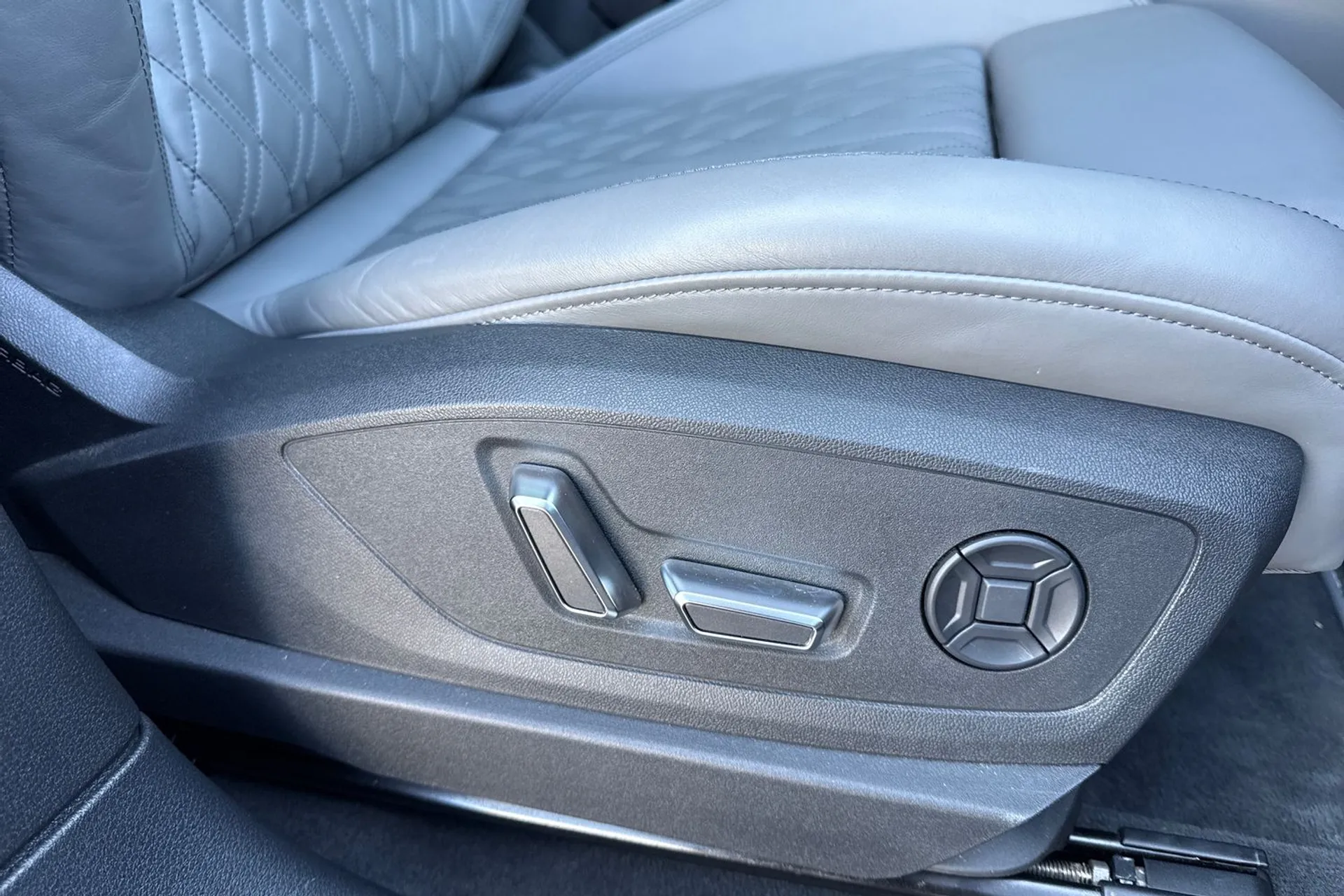 Audi e-tron thumbnail image number 23