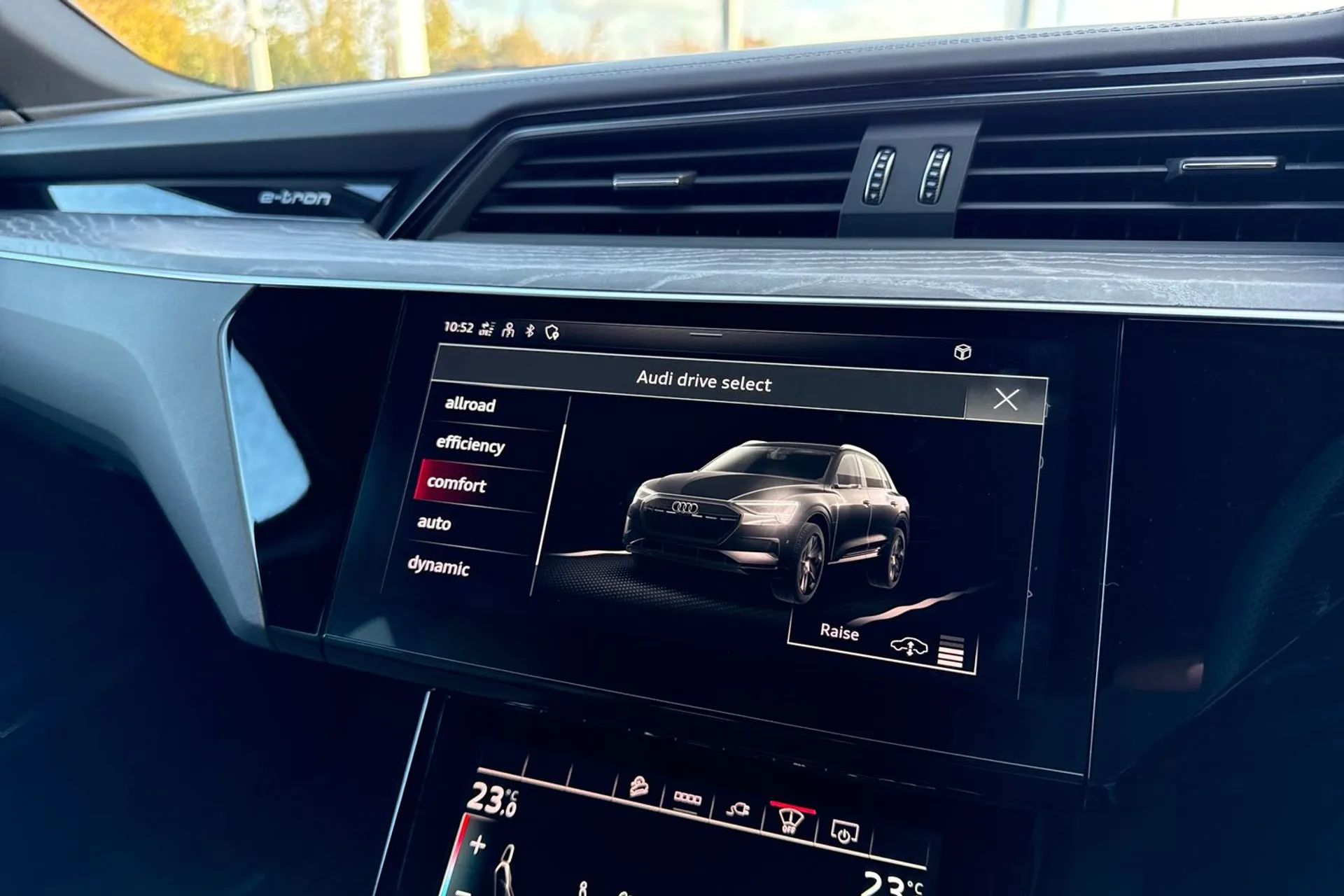 Audi e-tron thumbnail image number 44