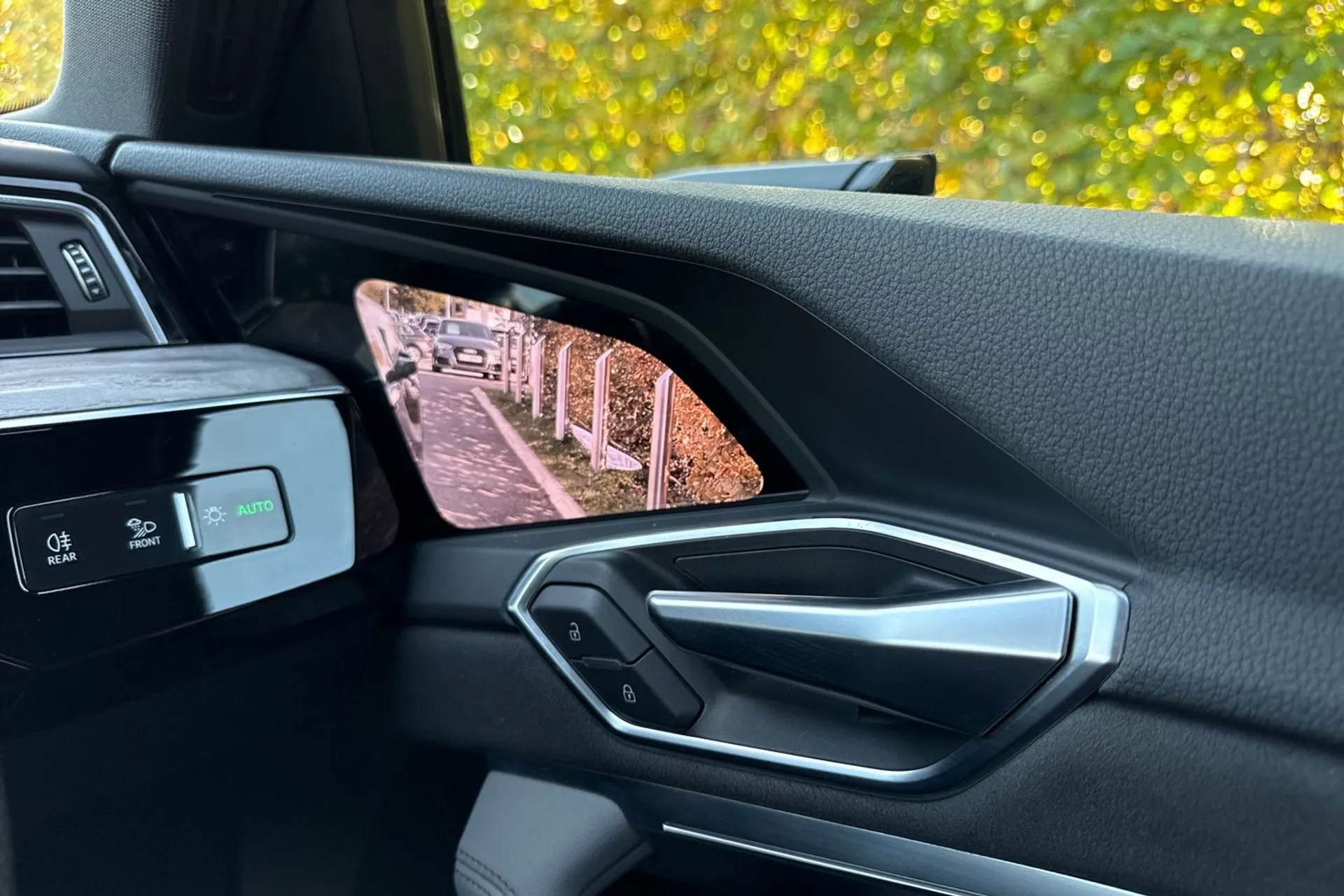 Audi e-tron thumbnail image number 41