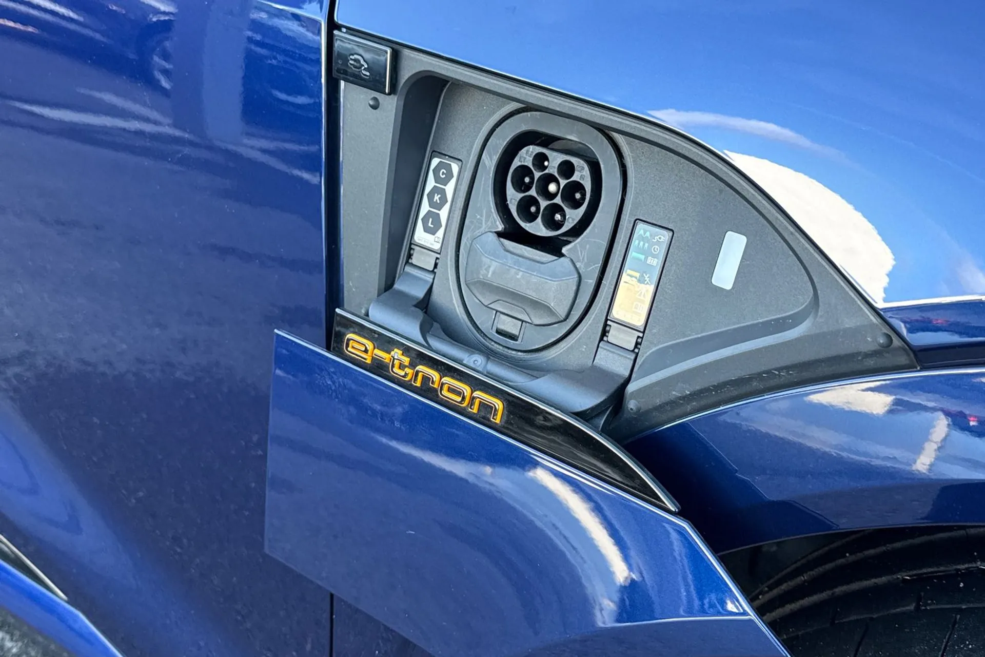 Audi e-tron thumbnail image number 18