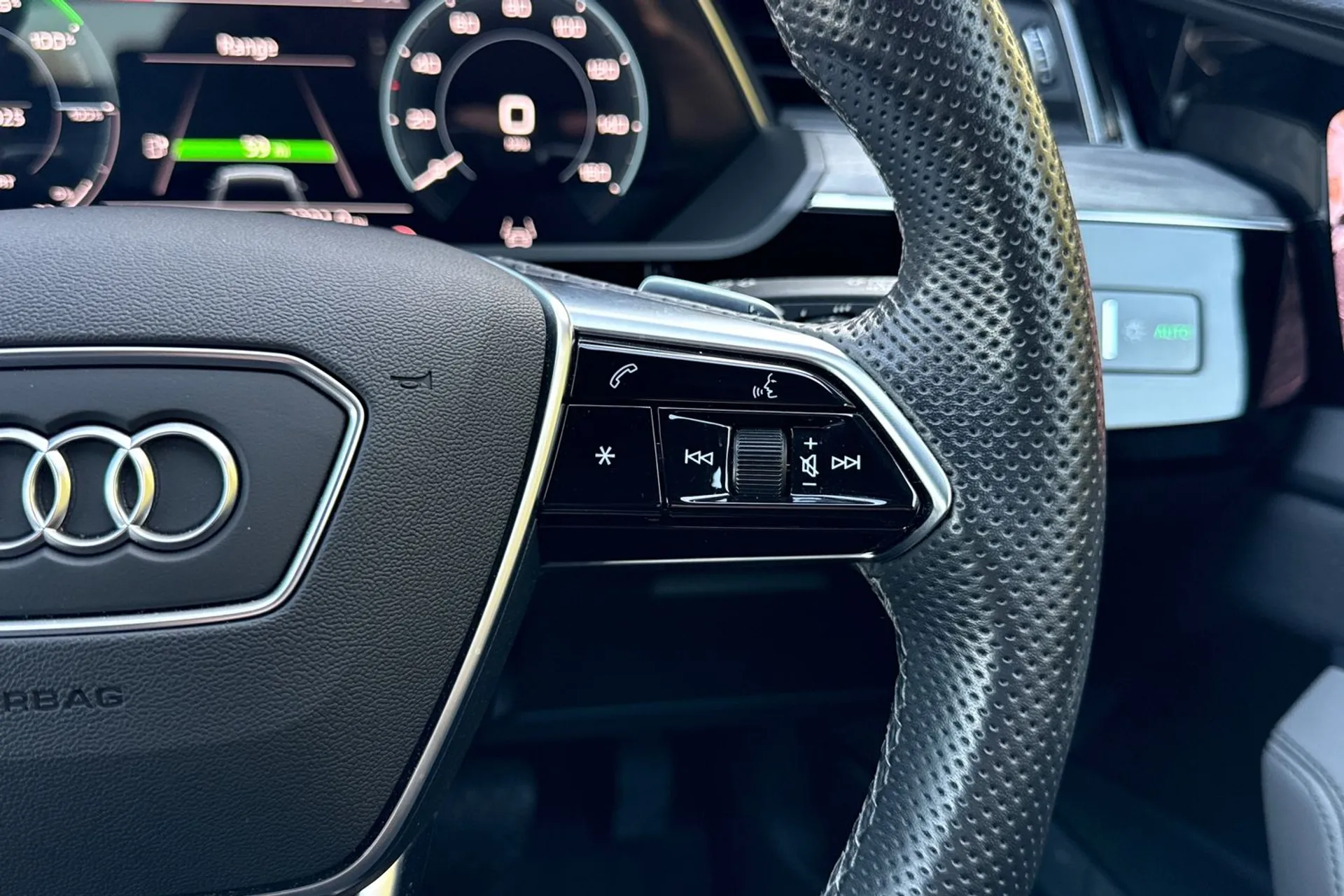 Audi e-tron thumbnail image number 47