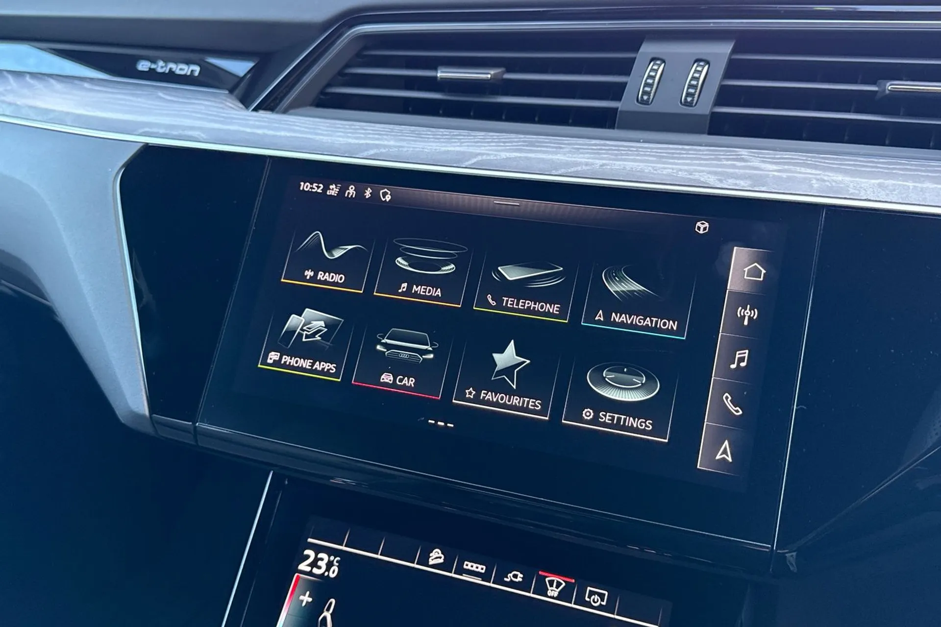 Audi e-tron thumbnail image number 34