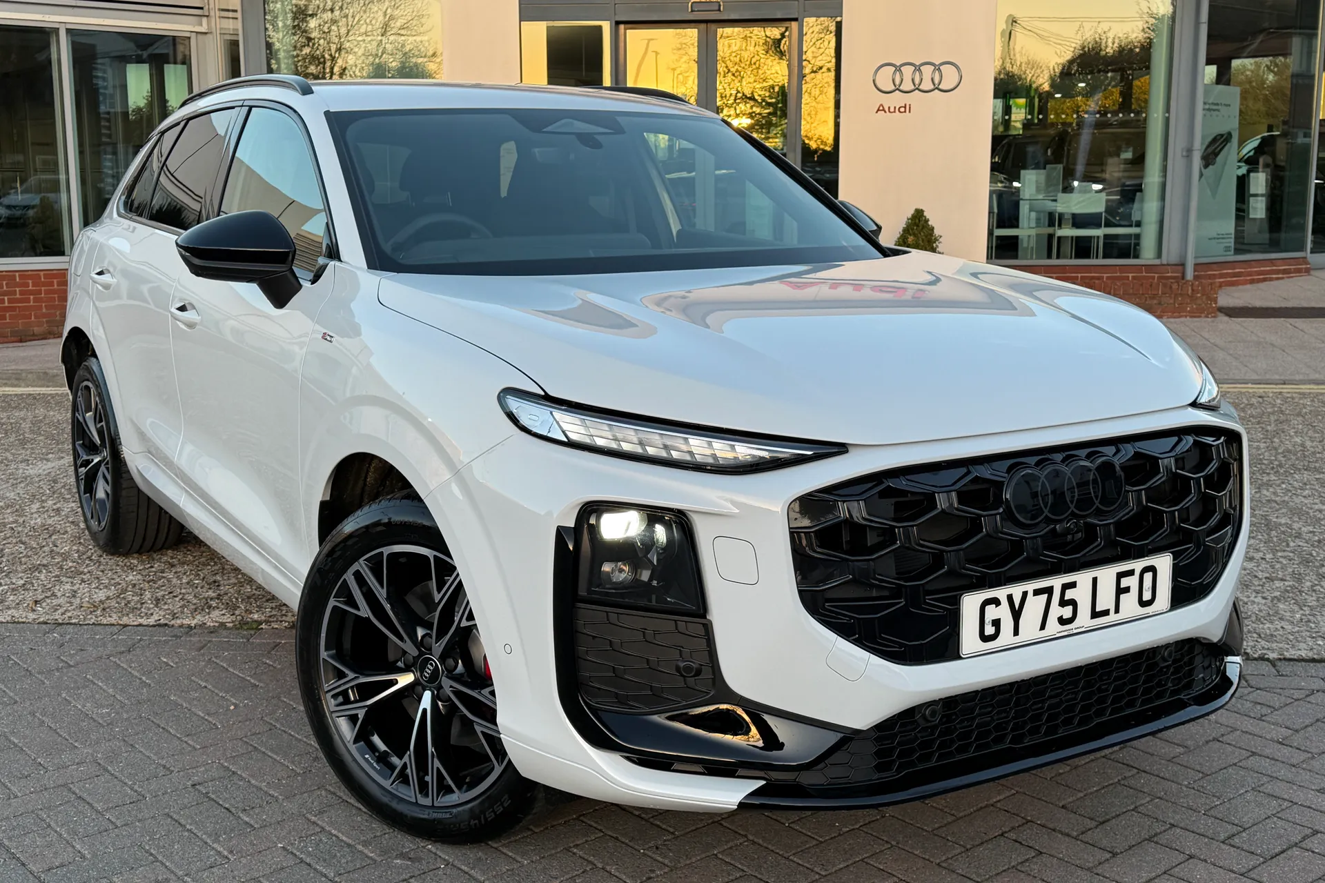 Audi Q3 thumbnail image number 23