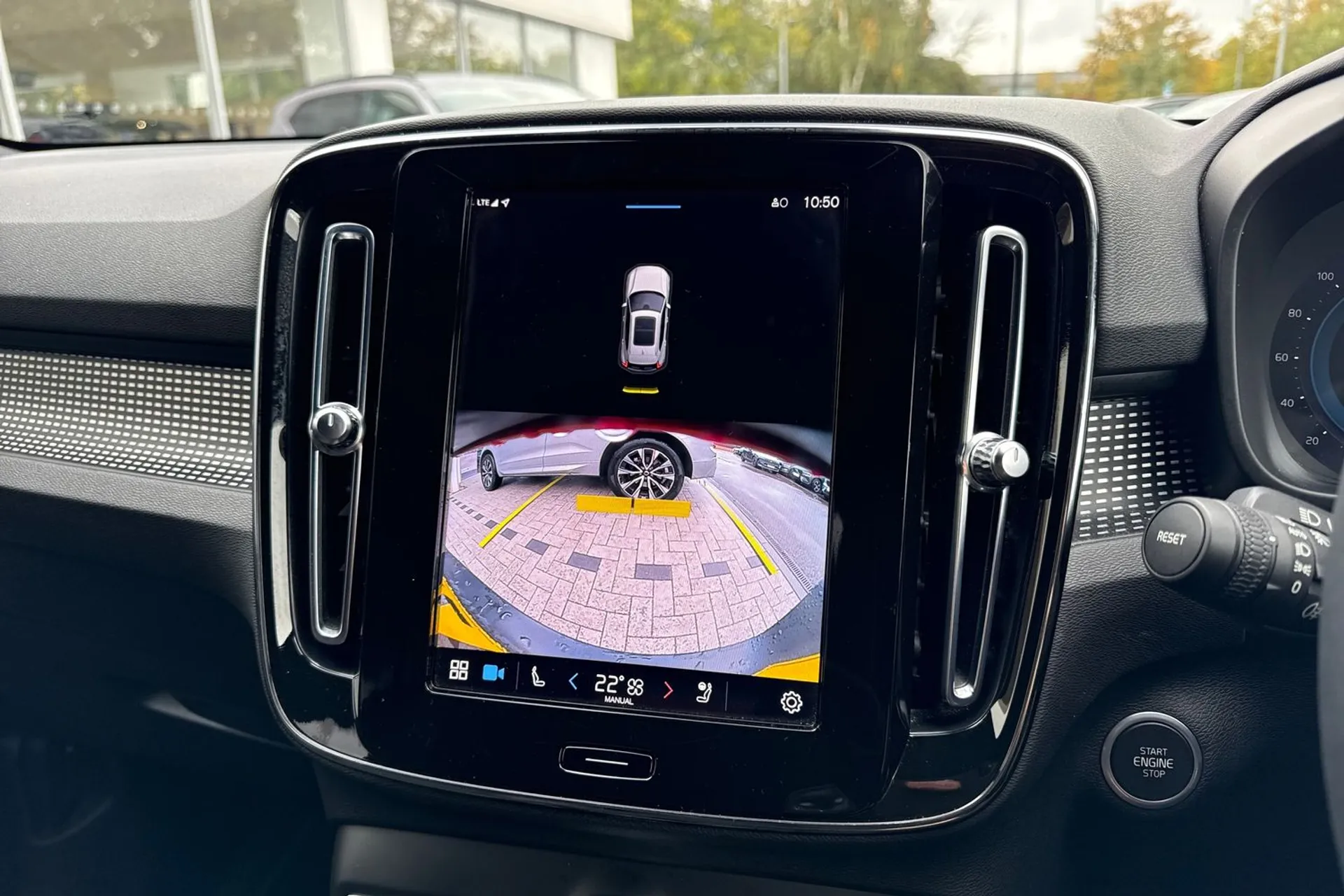 Volvo XC40 thumbnail image number 4