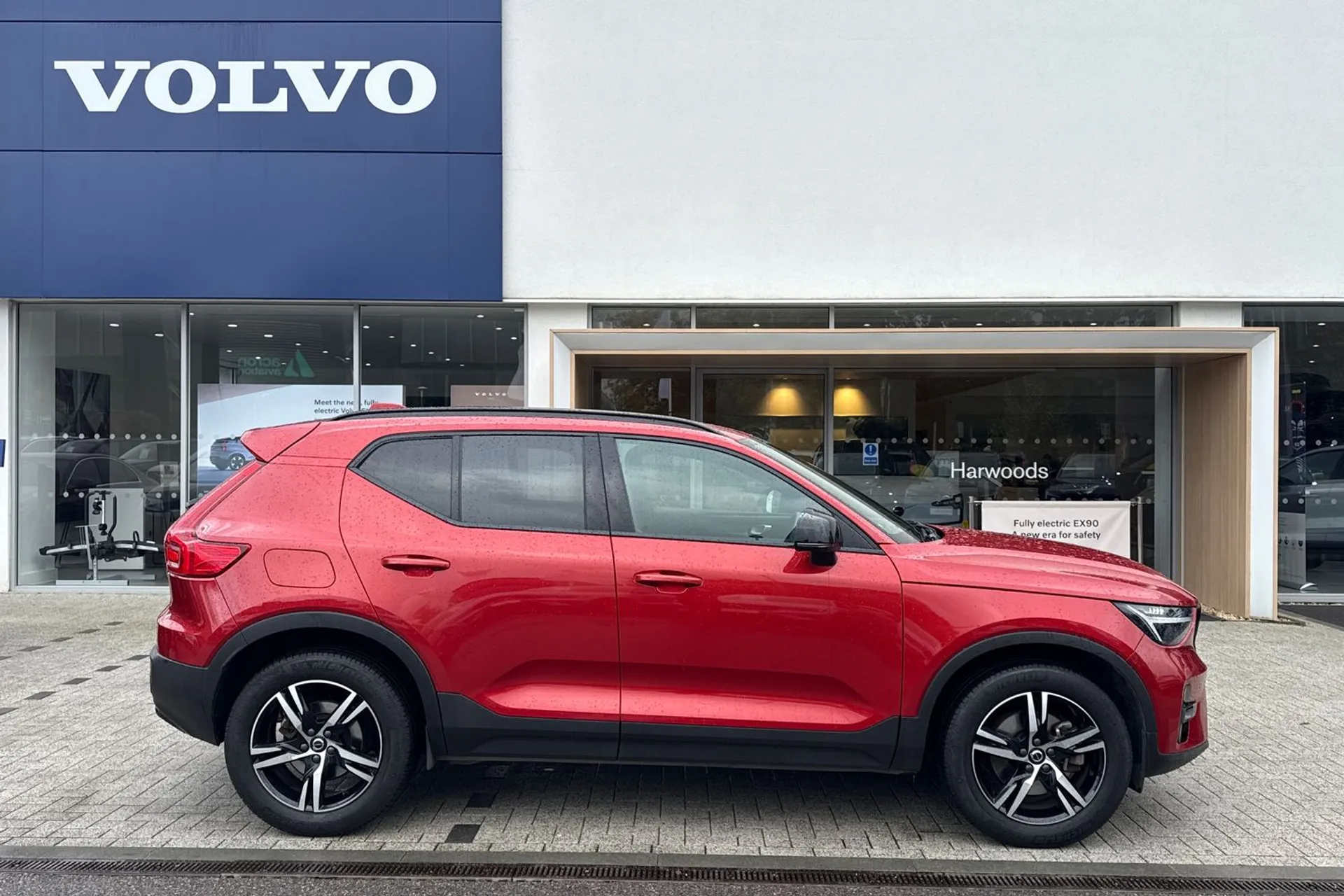 Volvo XC40 thumbnail image number 2