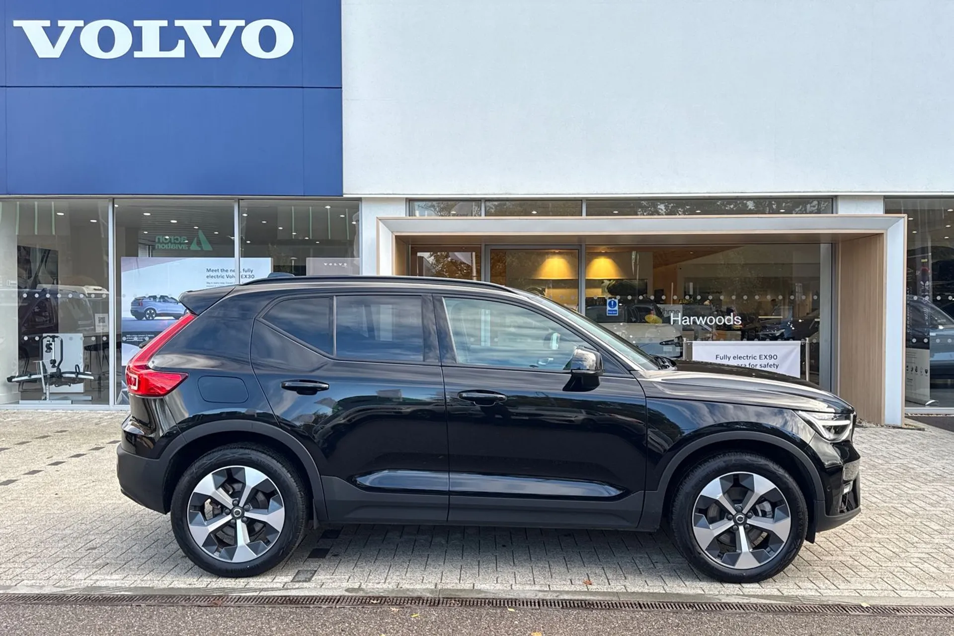 Volvo XC40 thumbnail image number 2