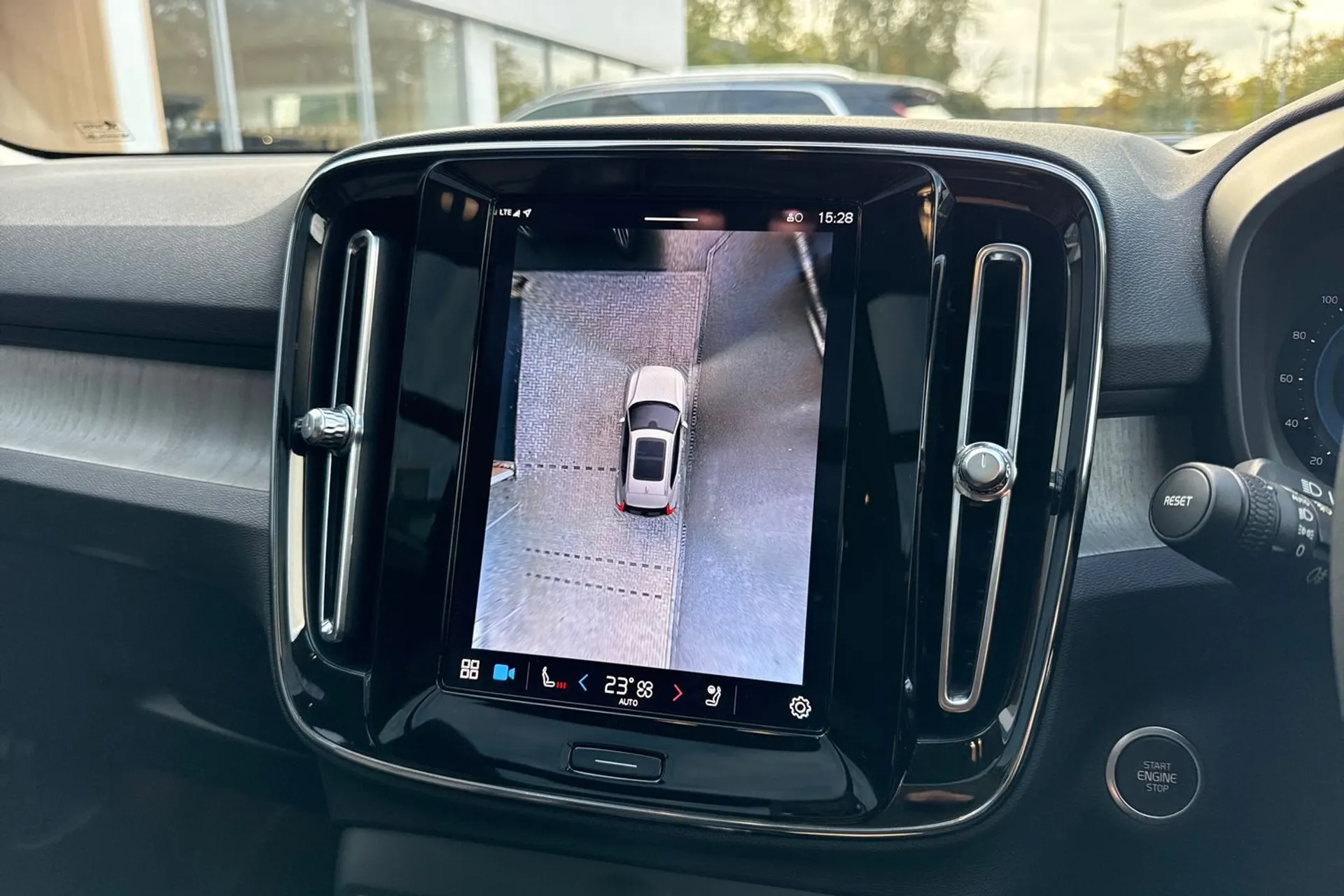 Volvo XC40 thumbnail image number 4