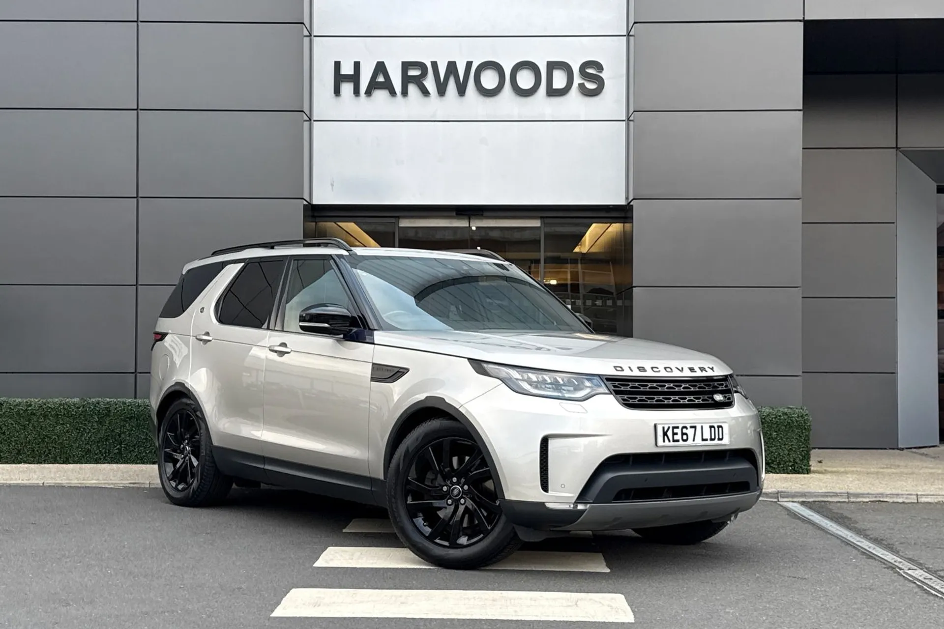 LAND ROVER DISCOVERY focused image