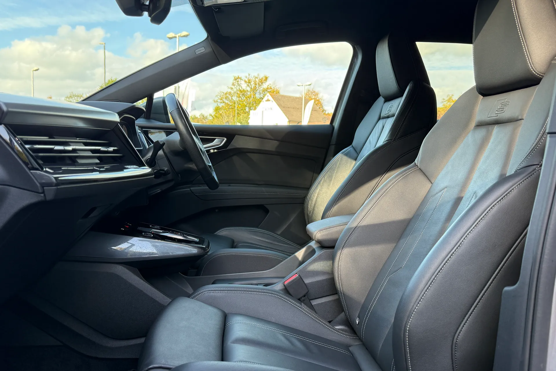 Audi Q4 thumbnail image number 17