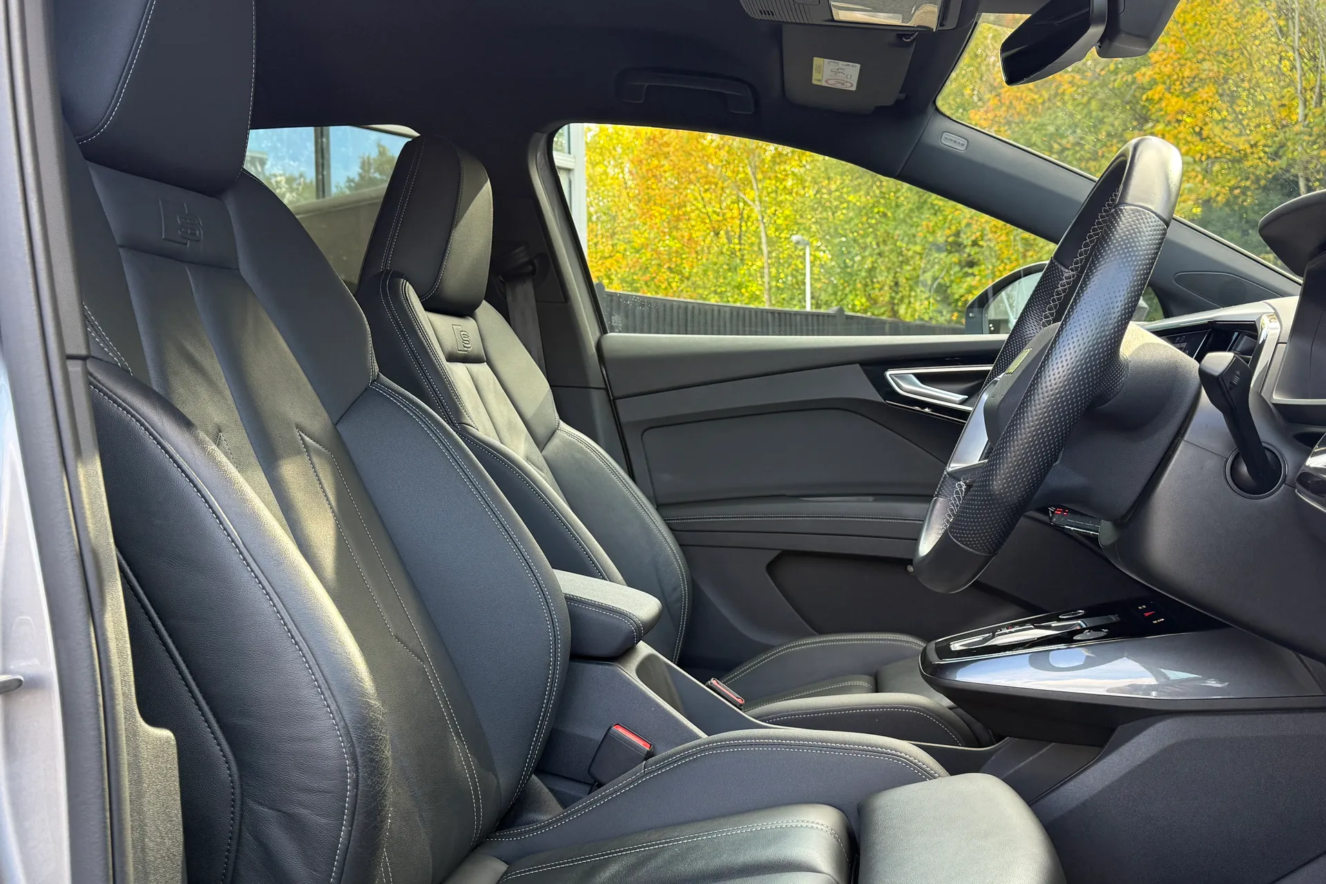 Audi Q4 thumbnail image number 12