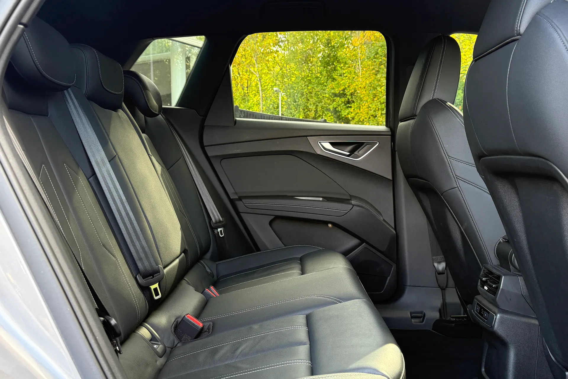 Audi Q4 thumbnail image number 10