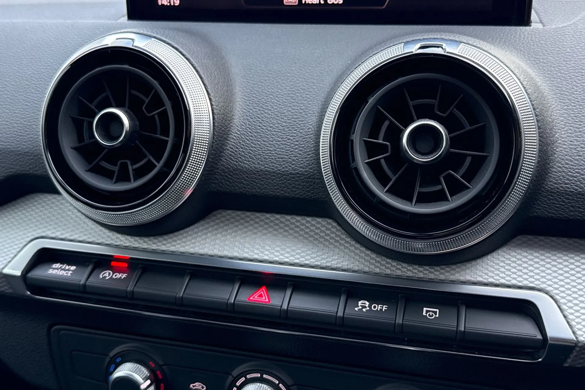 Audi Q2 thumbnail image number 37