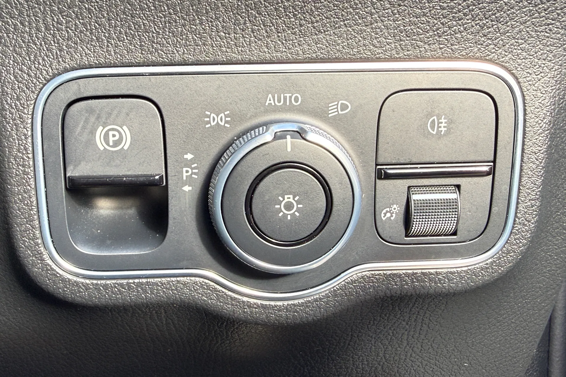 MERCEDES-BENZ GLA thumbnail image number 24