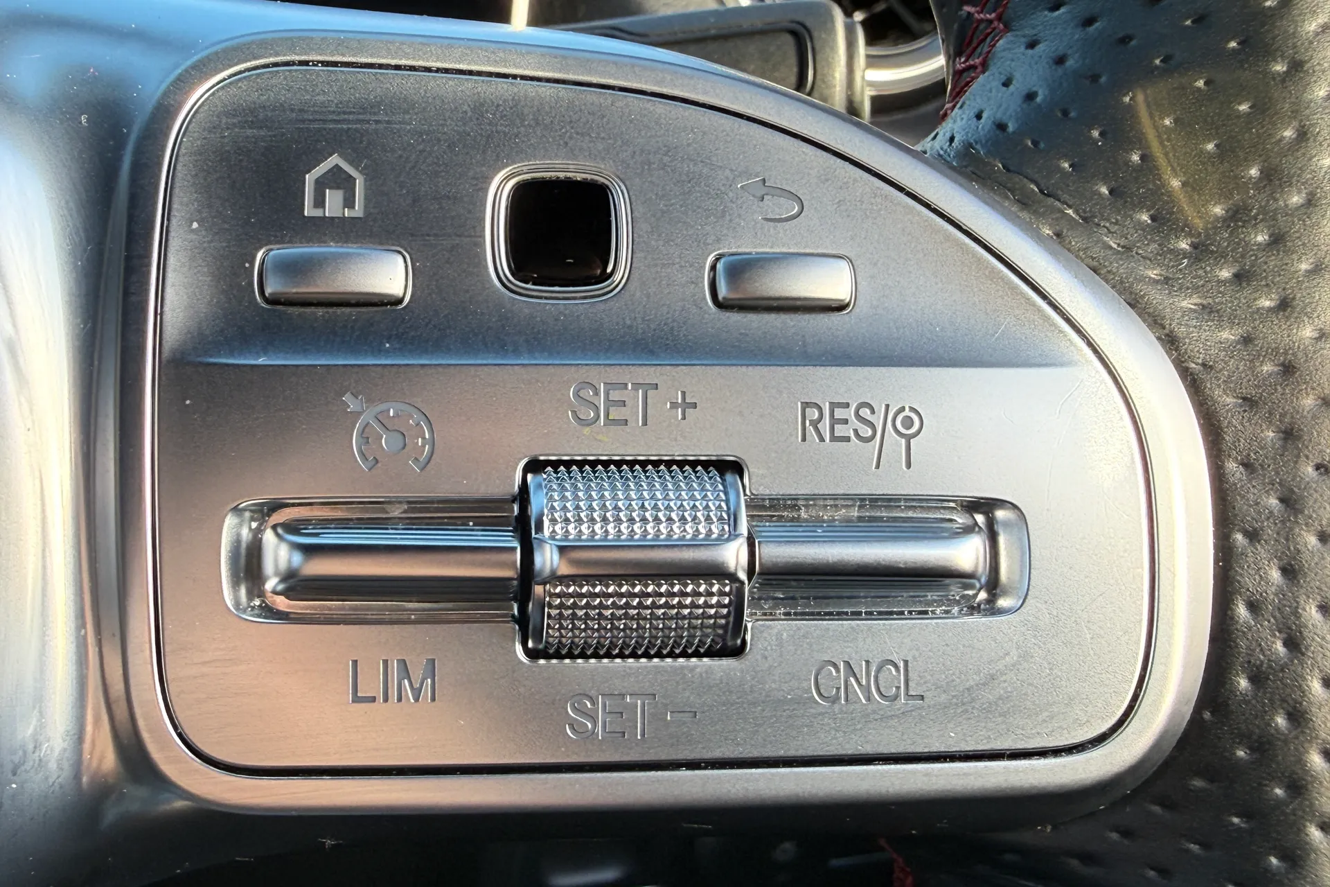 MERCEDES-BENZ GLA thumbnail image number 23