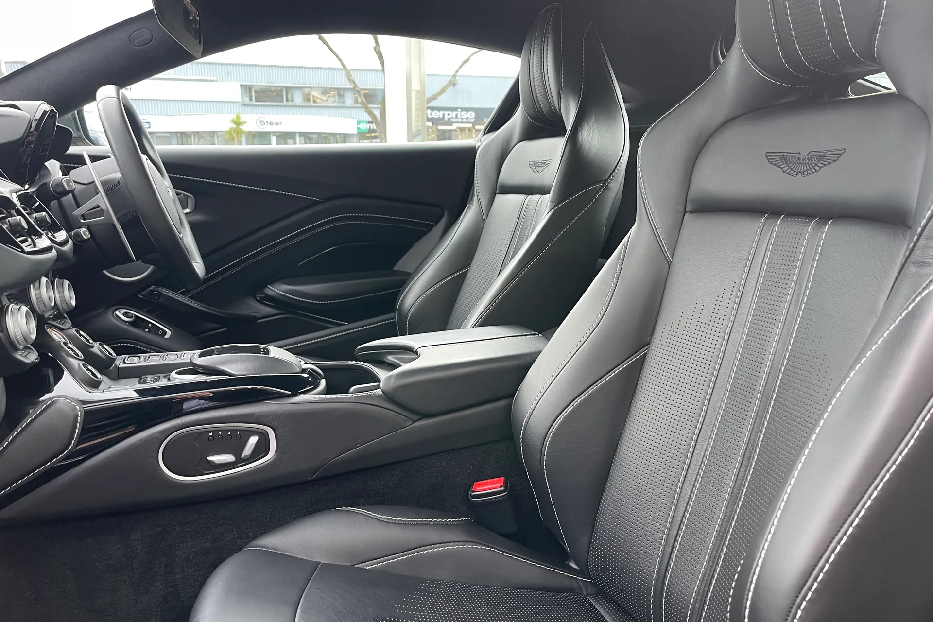 Aston Martin Vantage thumbnail image number 40