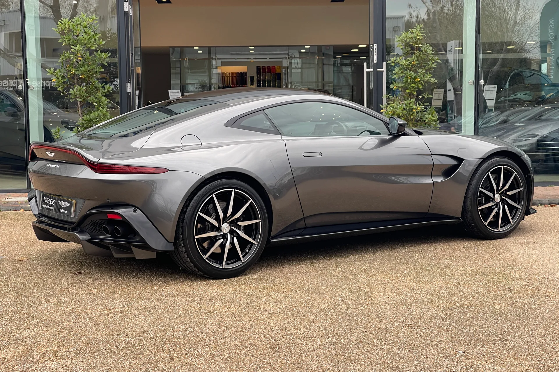 Aston Martin Vantage thumbnail image number 36