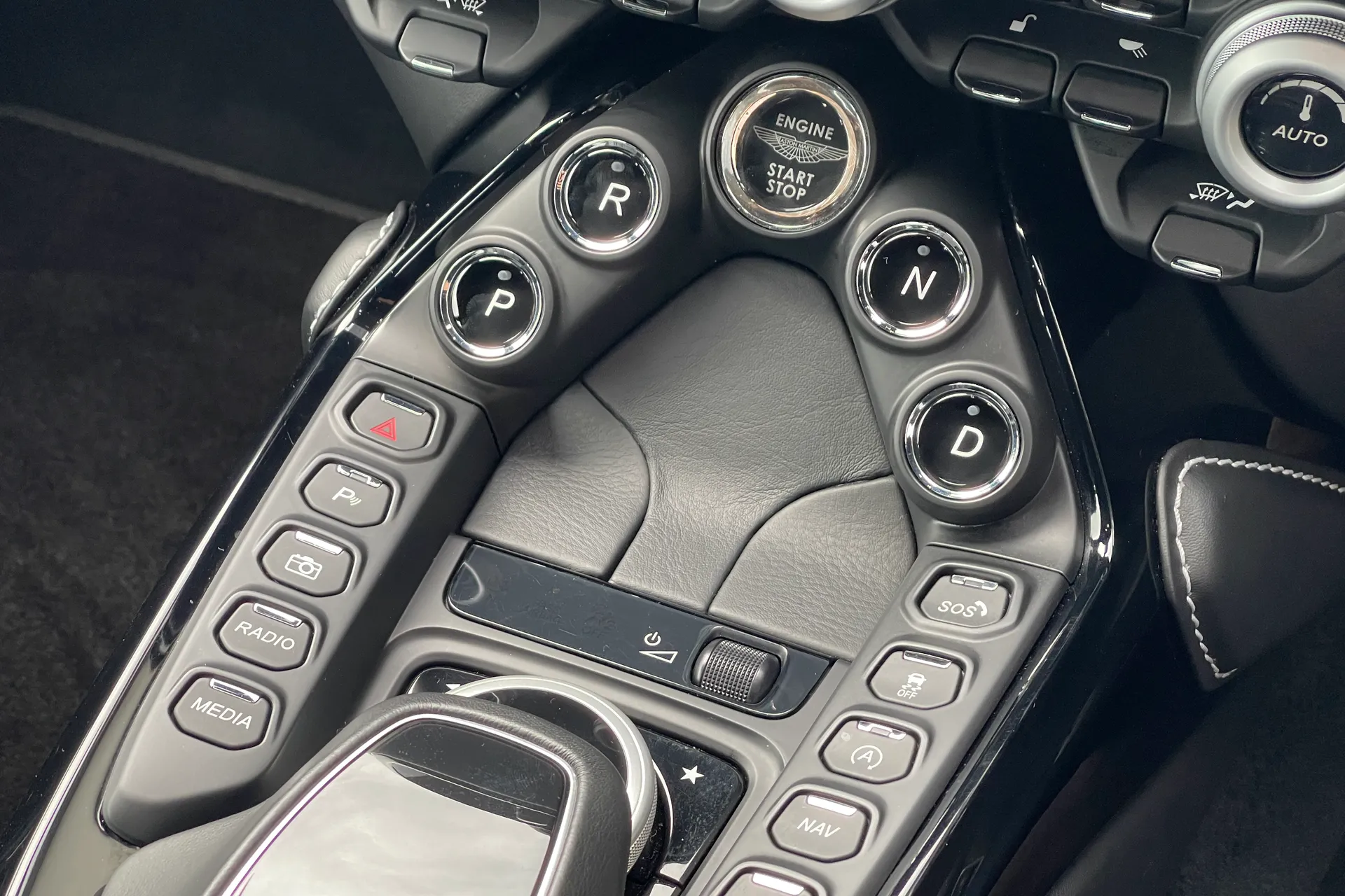 Aston Martin Vantage thumbnail image number 20