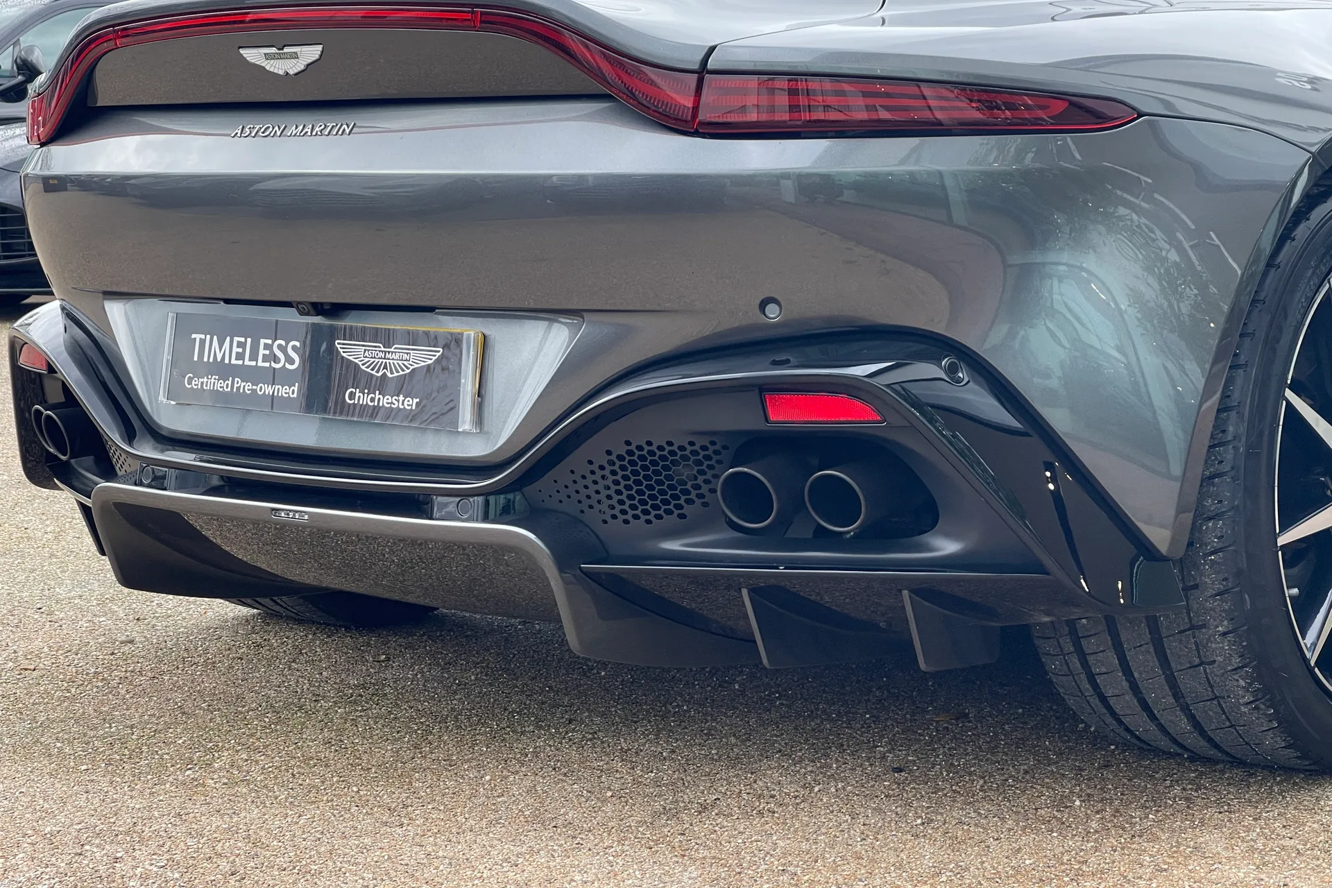 Aston Martin Vantage thumbnail image number 15