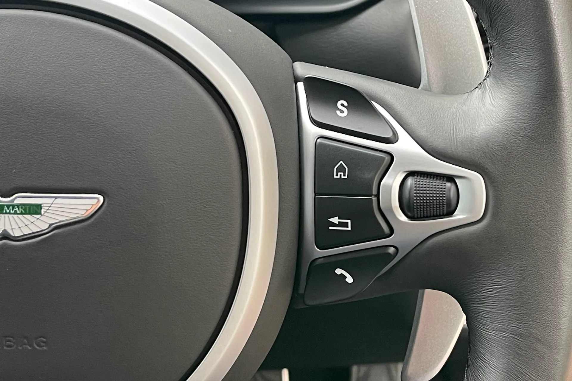 Aston Martin Vantage thumbnail image number 23