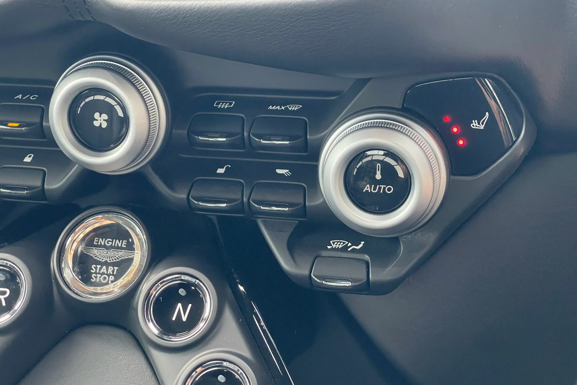 Aston Martin Vantage thumbnail image number 24