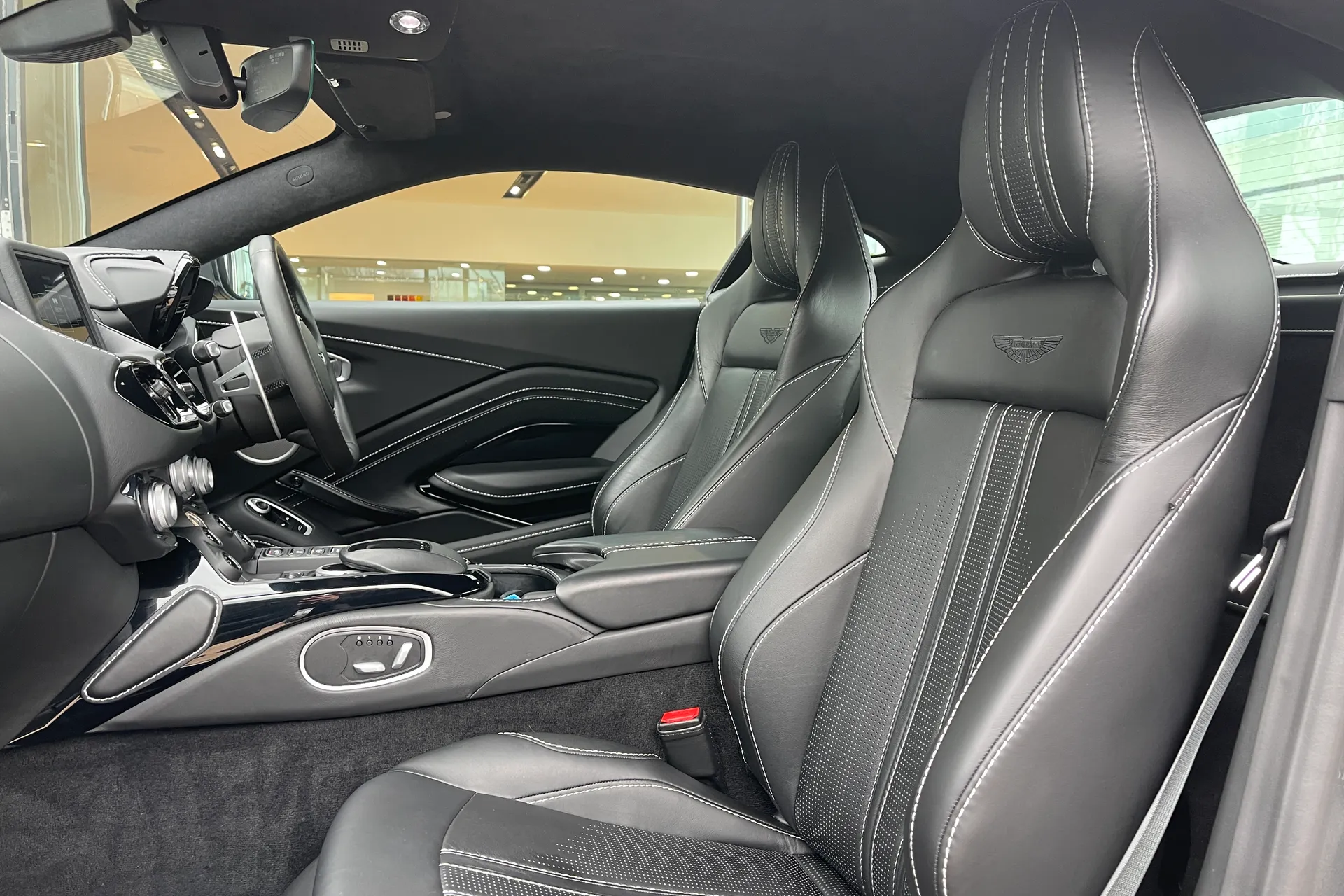 Aston Martin Vantage thumbnail image number 12