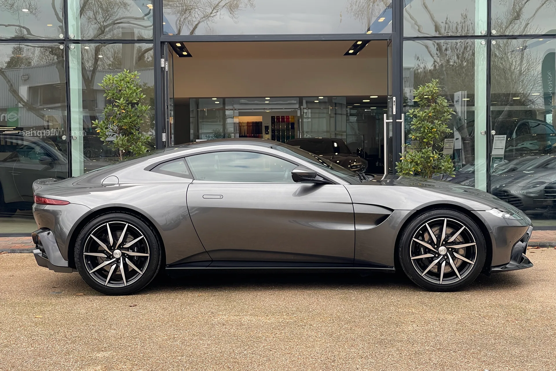 Aston Martin Vantage thumbnail image number 37