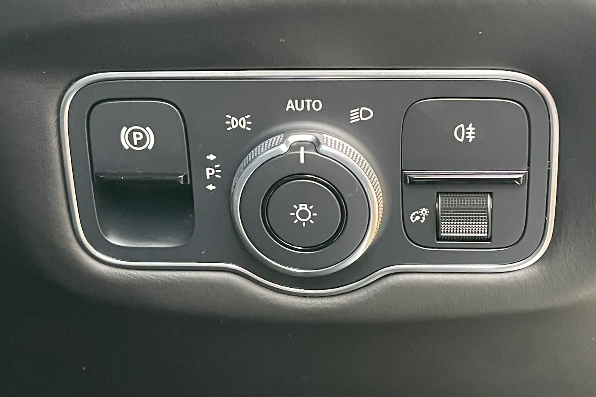 Aston Martin Vantage thumbnail image number 32