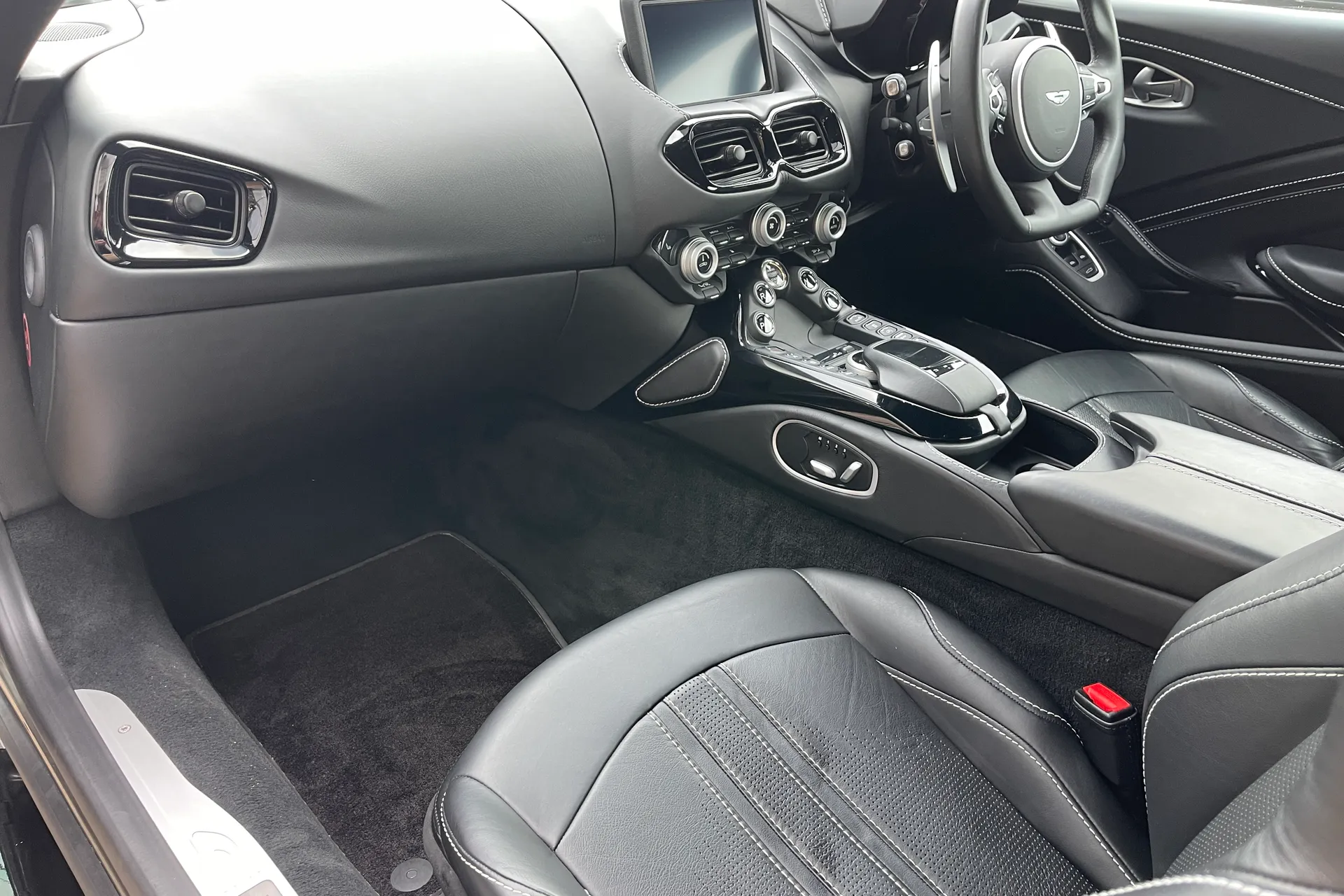 Aston Martin Vantage thumbnail image number 41