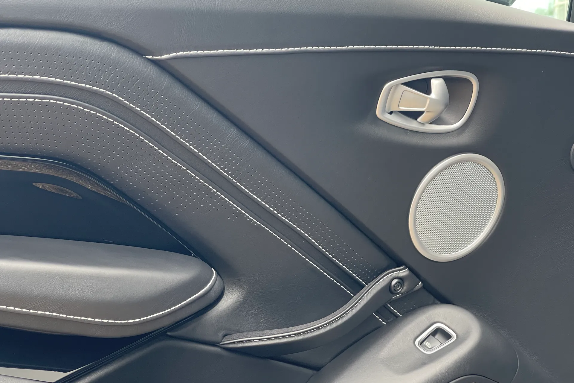 Aston Martin Vantage thumbnail image number 18