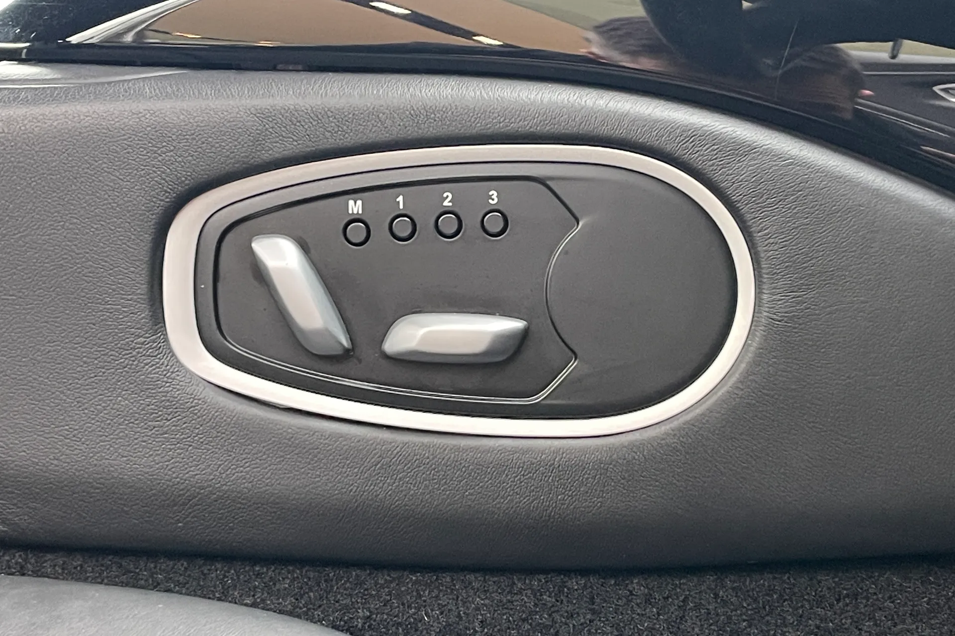 Aston Martin Vantage thumbnail image number 31