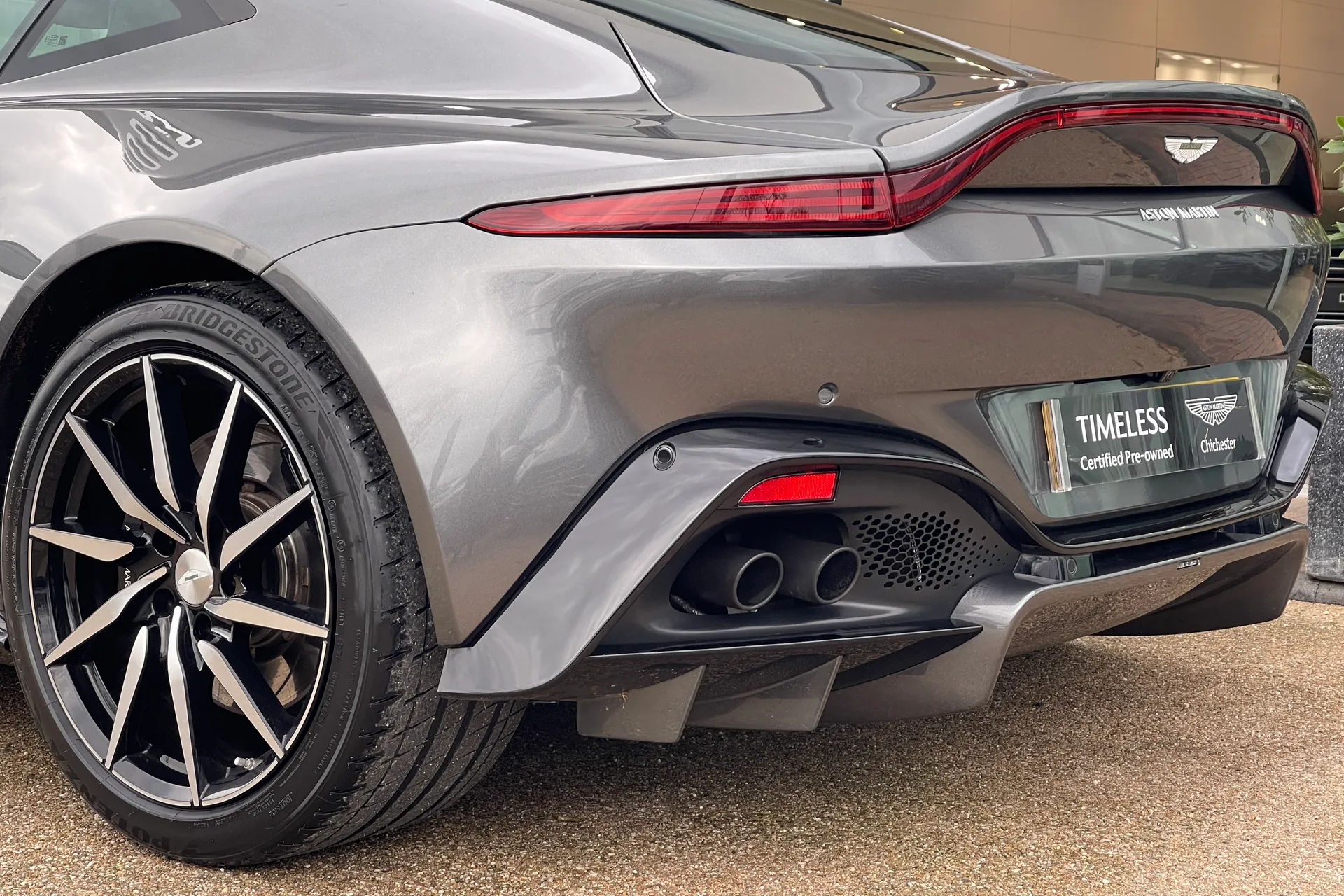 Aston Martin Vantage thumbnail image number 16