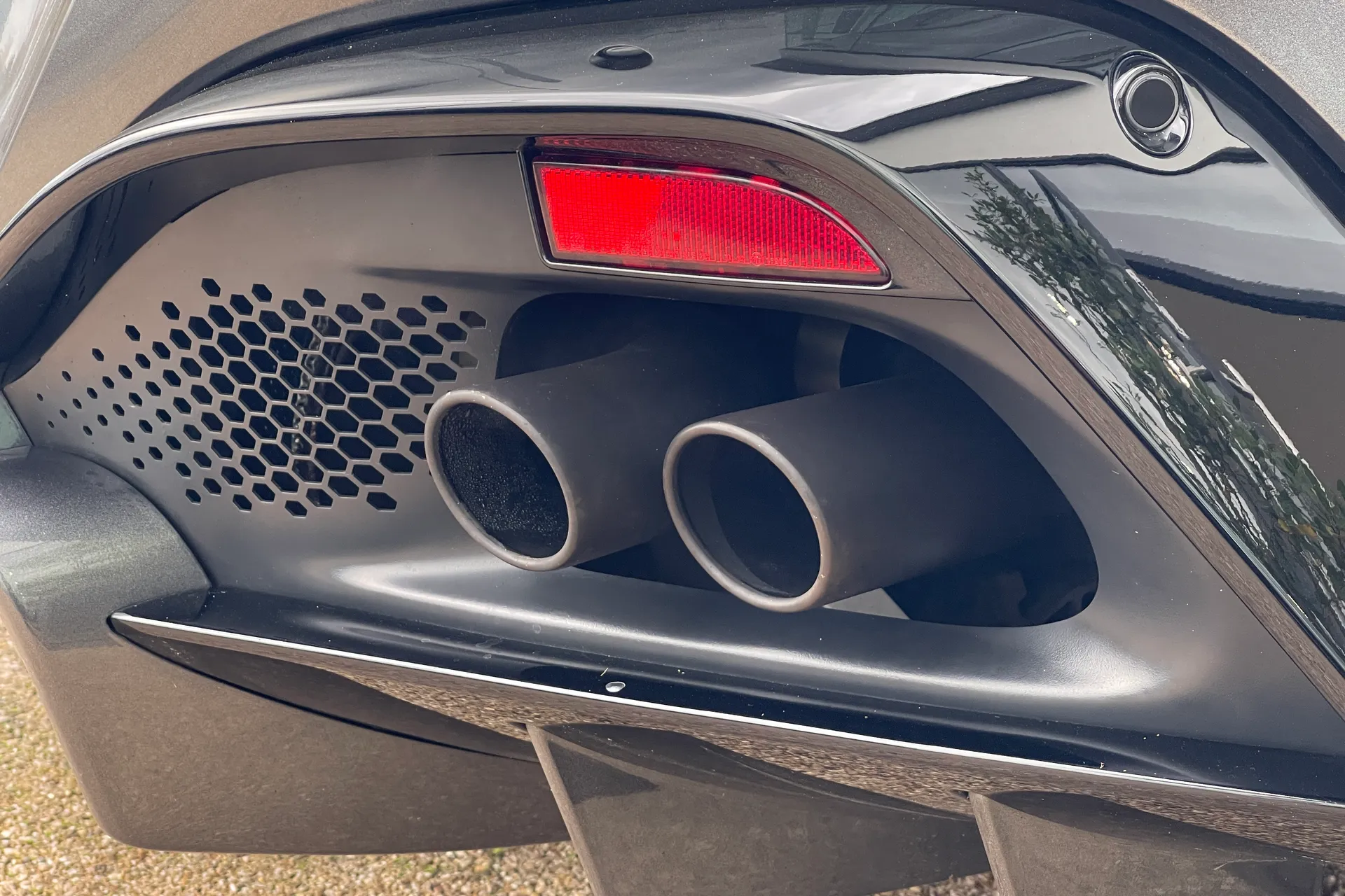 Aston Martin Vantage thumbnail image number 17