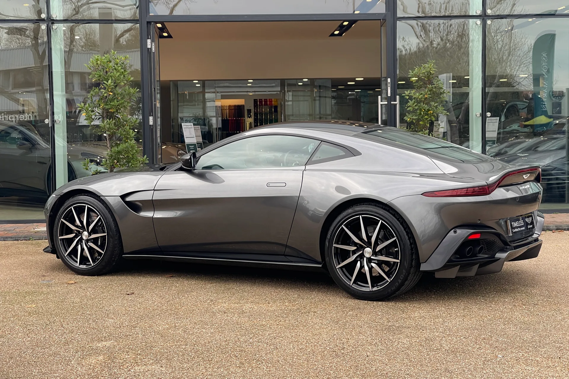 Aston Martin Vantage thumbnail image number 2