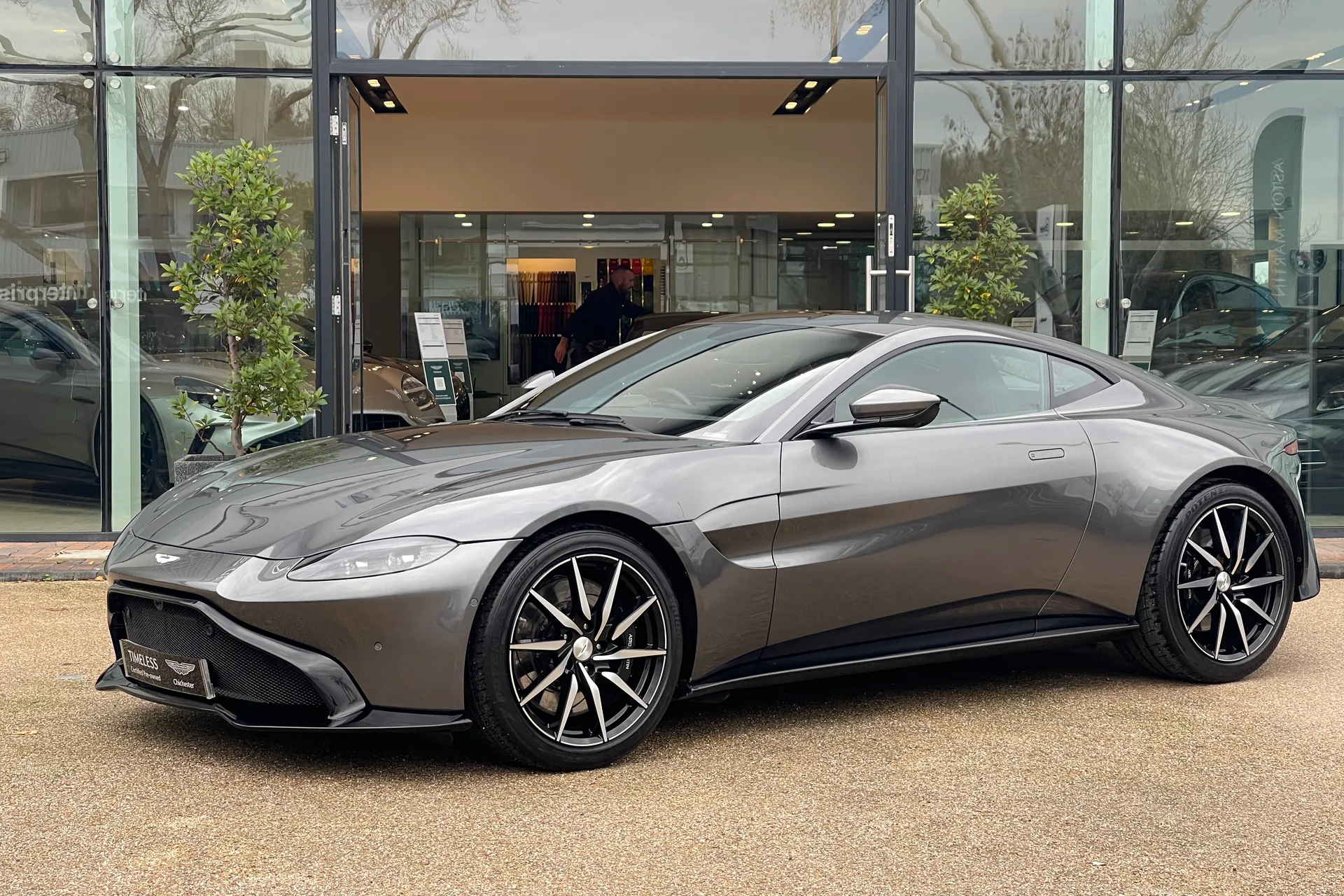 Aston Martin Vantage thumbnail image number 33