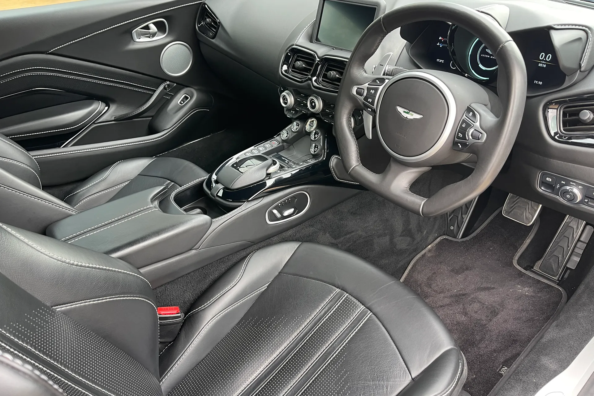 Aston Martin Vantage thumbnail image number 3