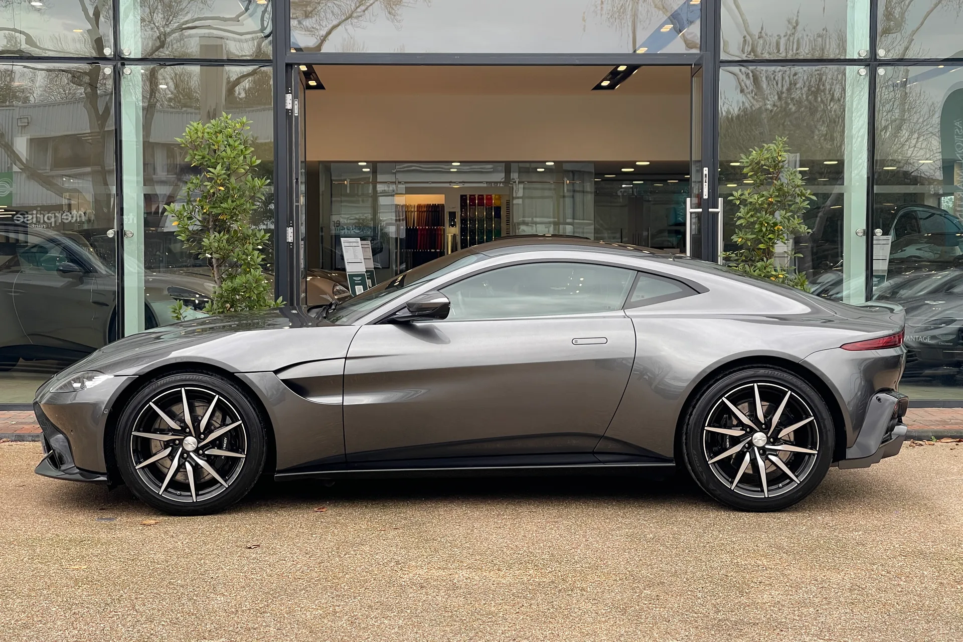 Aston Martin Vantage thumbnail image number 34