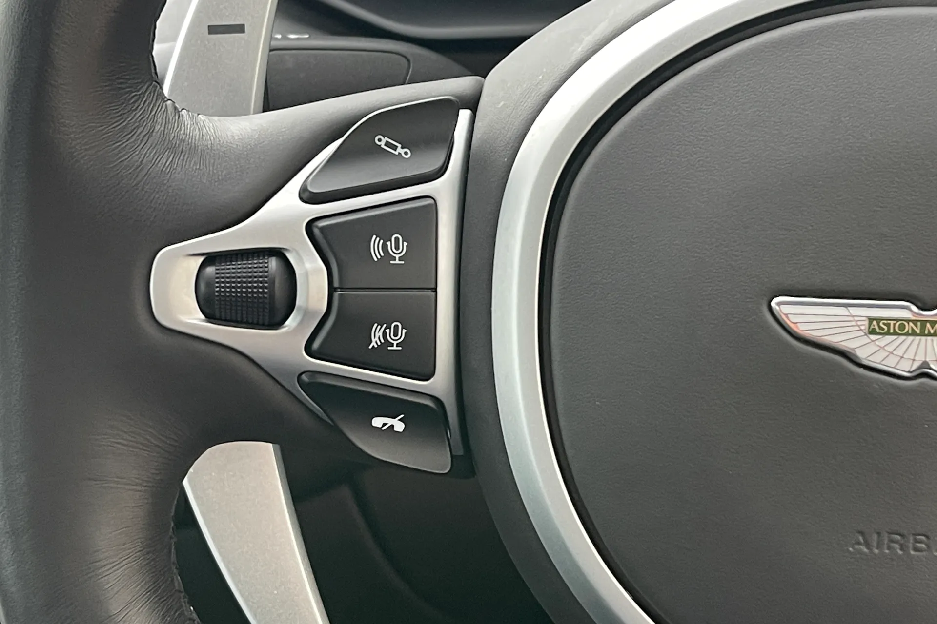 Aston Martin Vantage thumbnail image number 22