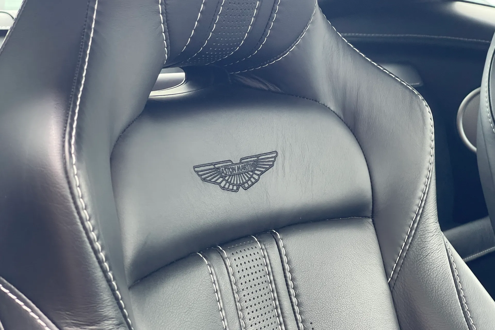 Aston Martin Vantage thumbnail image number 5