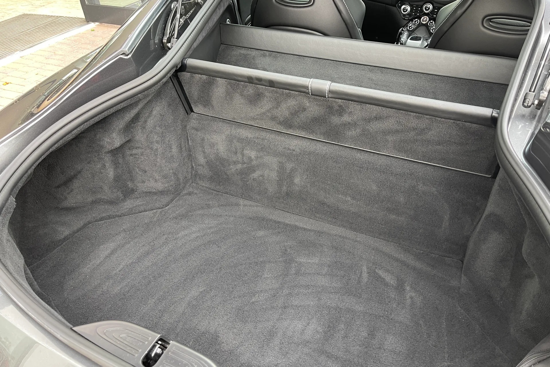 Aston Martin Vantage thumbnail image number 39