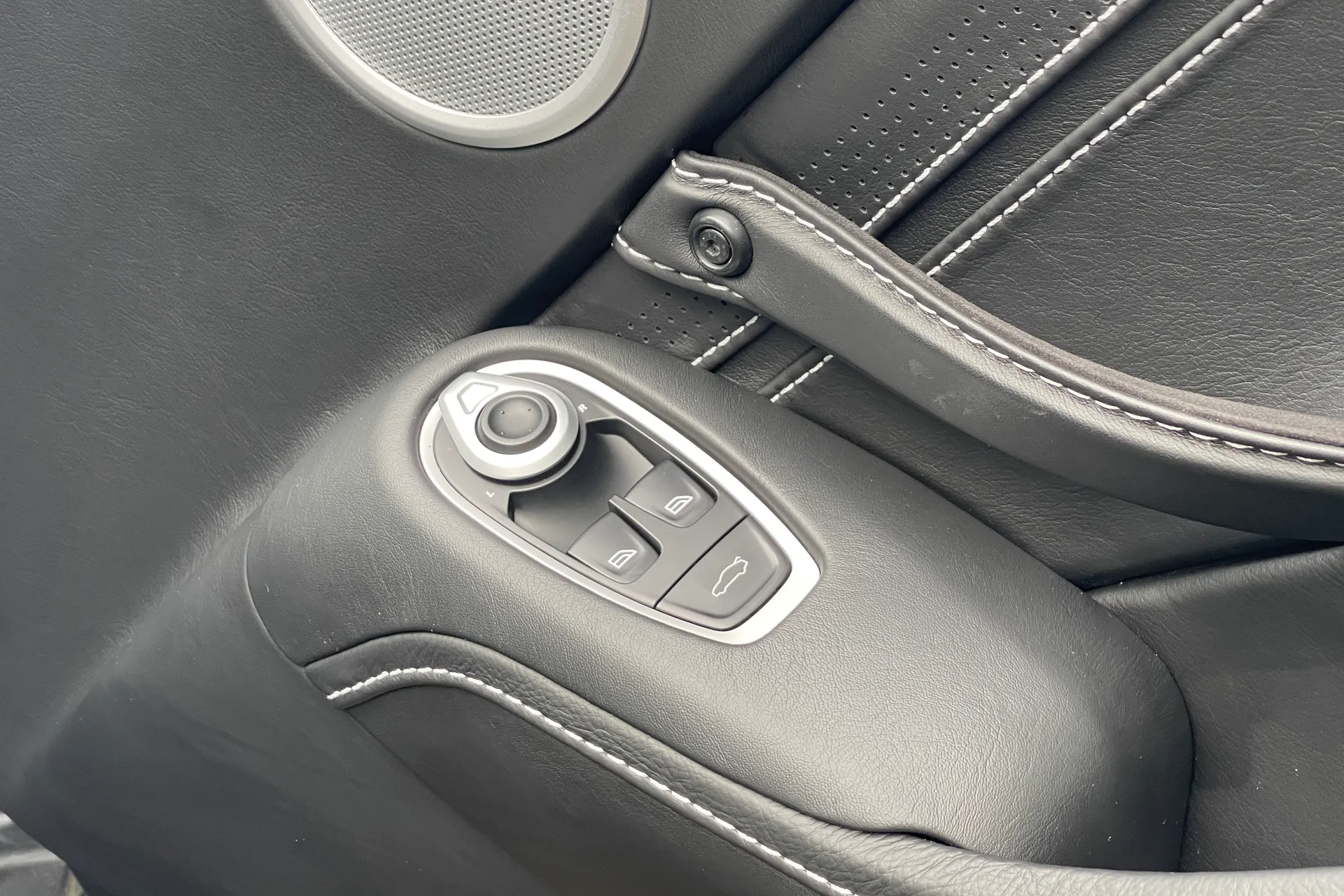 Aston Martin Vantage thumbnail image number 25