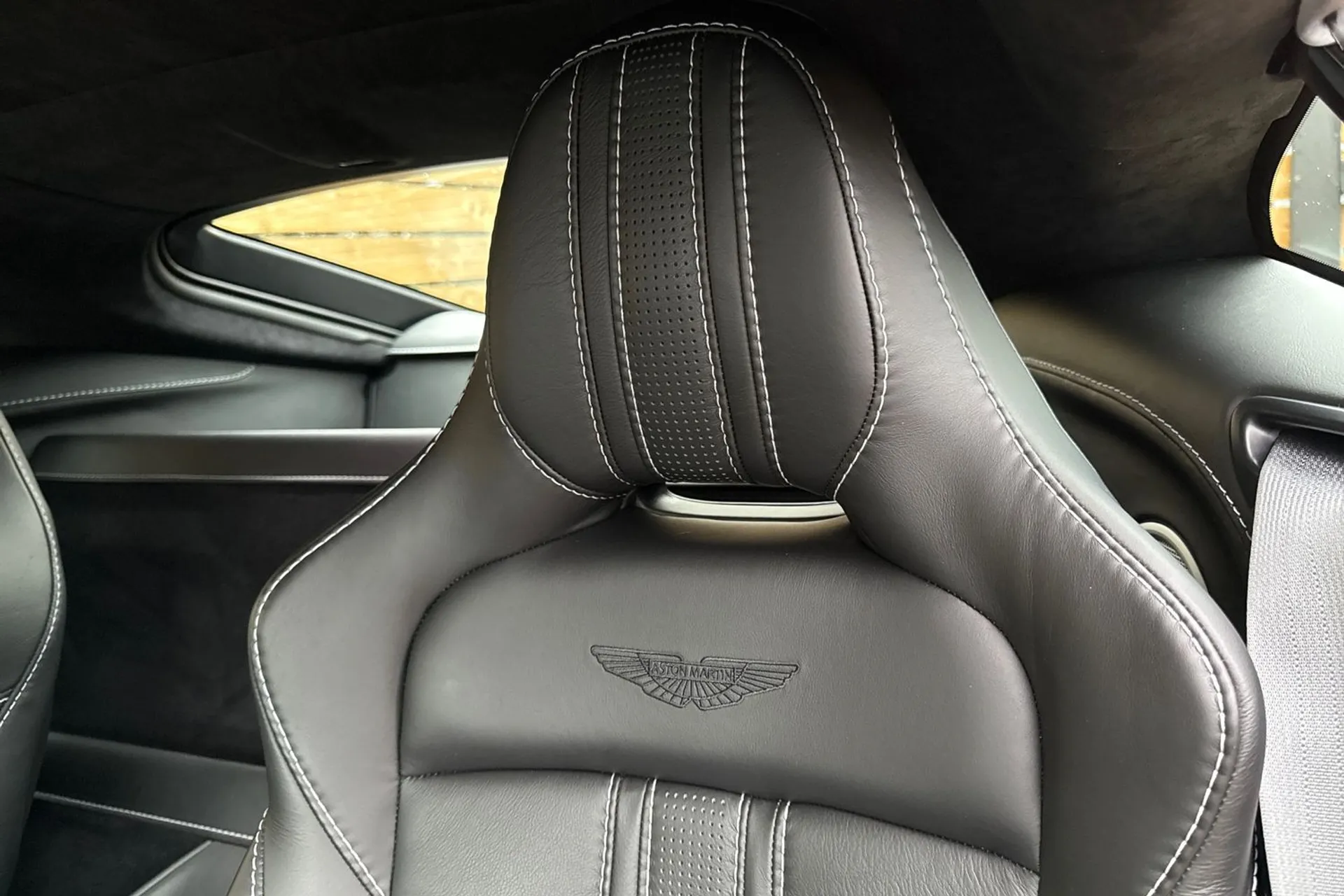 Aston Martin Vantage thumbnail image number 31