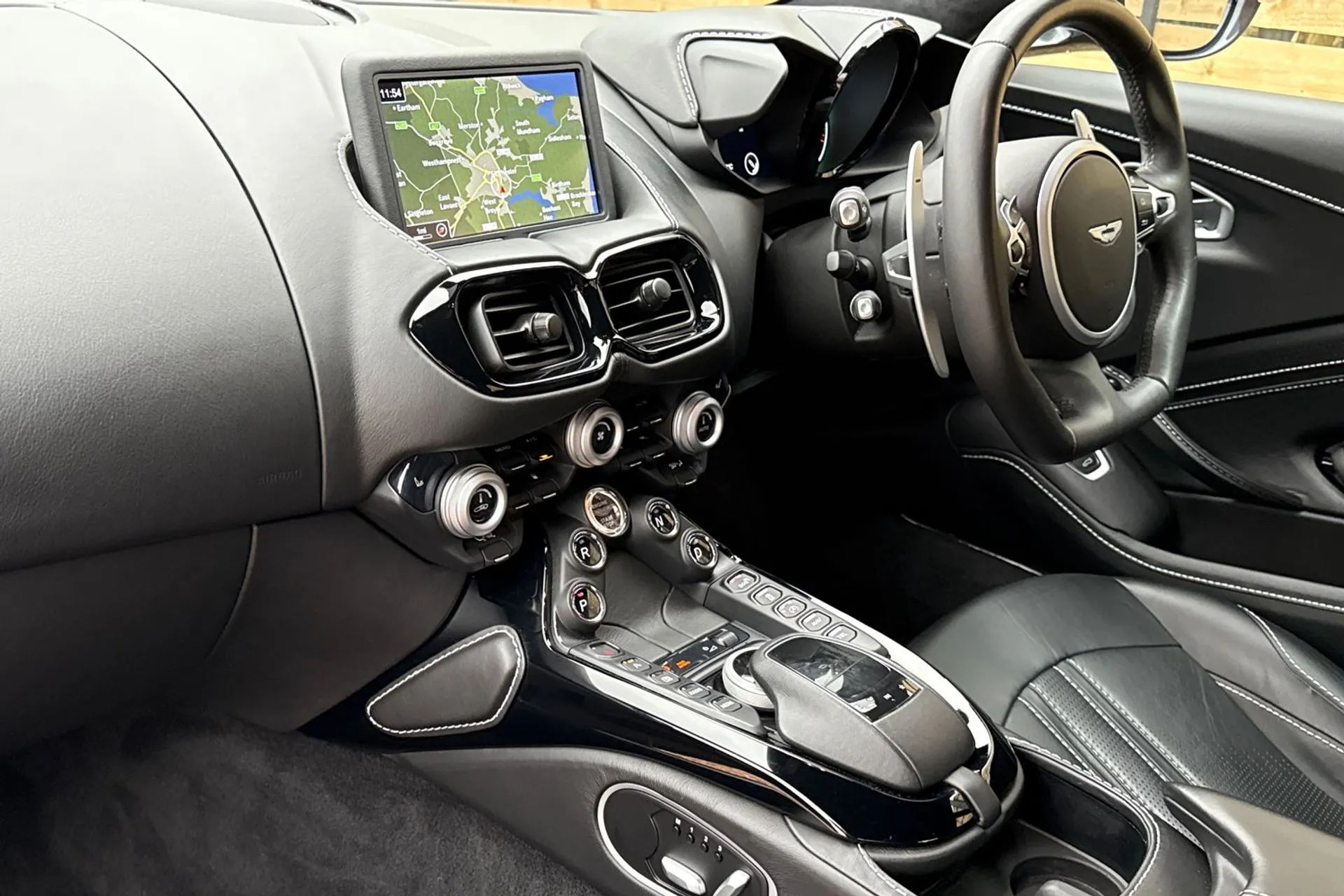 Aston Martin Vantage thumbnail image number 37